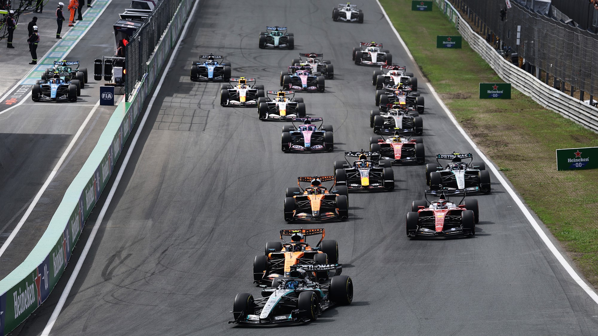 George Russell a Holland Nagydíj sprintfutamának rajtjánál.