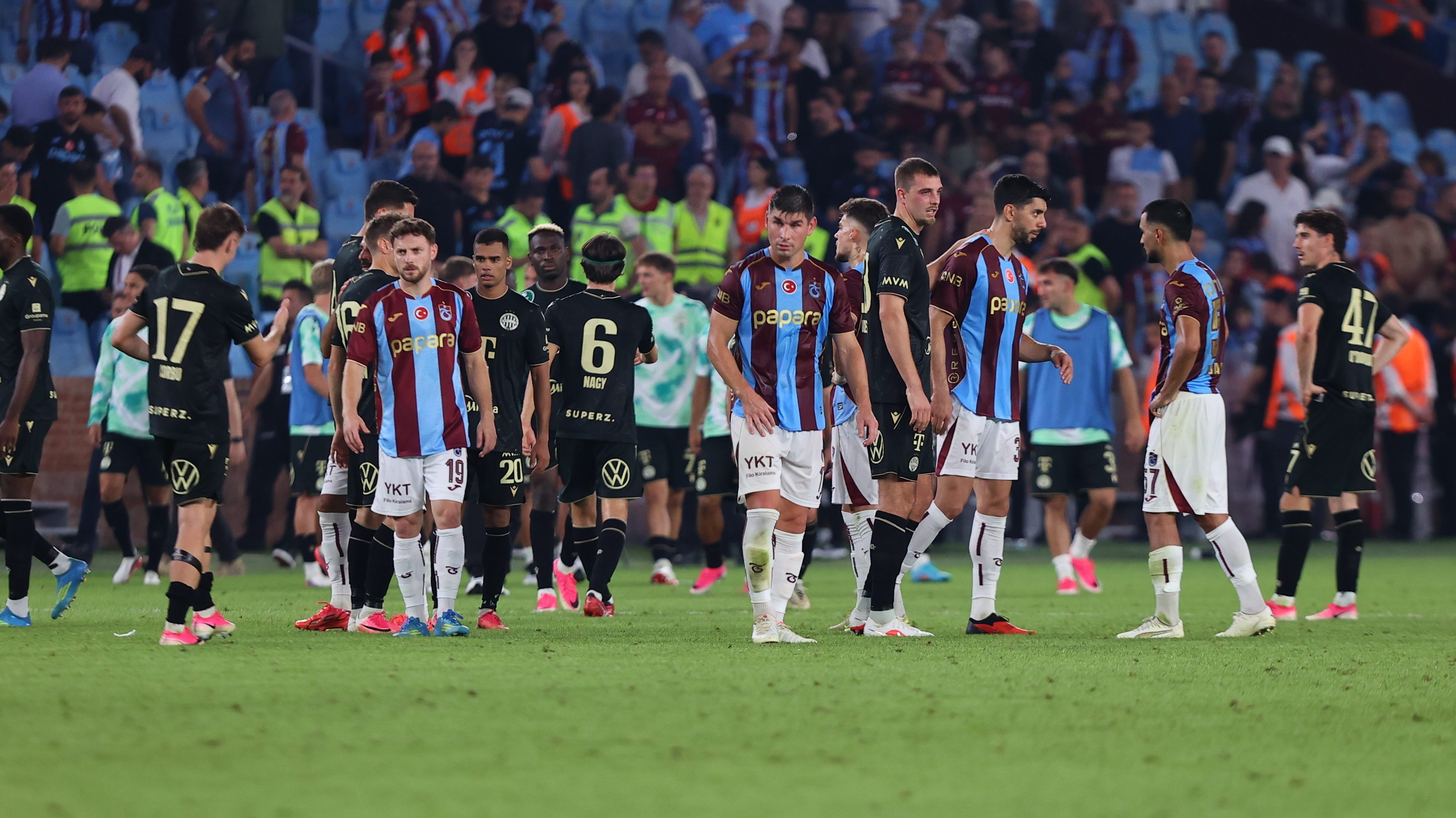Csalódott Trabzonspor-játékosok a Fradi elleni meccs után.