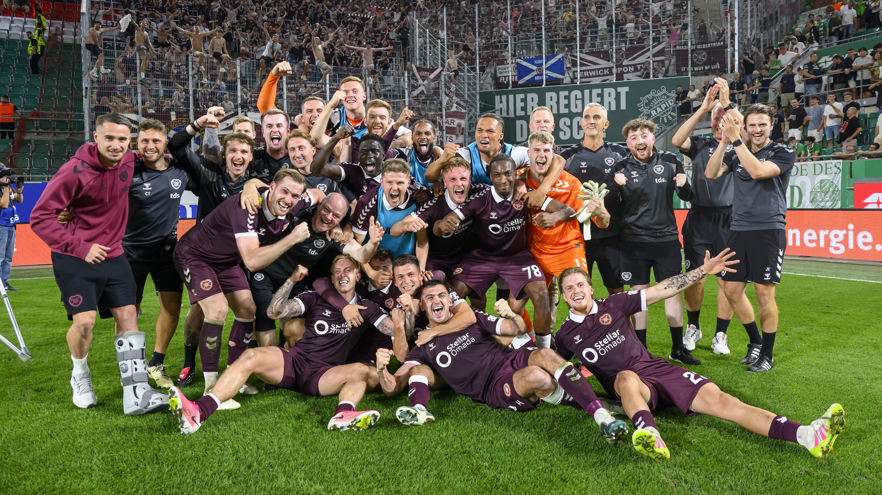 A Hearts játékosai ünneplik a Rapid Wiennel szembeni továbbjutást.