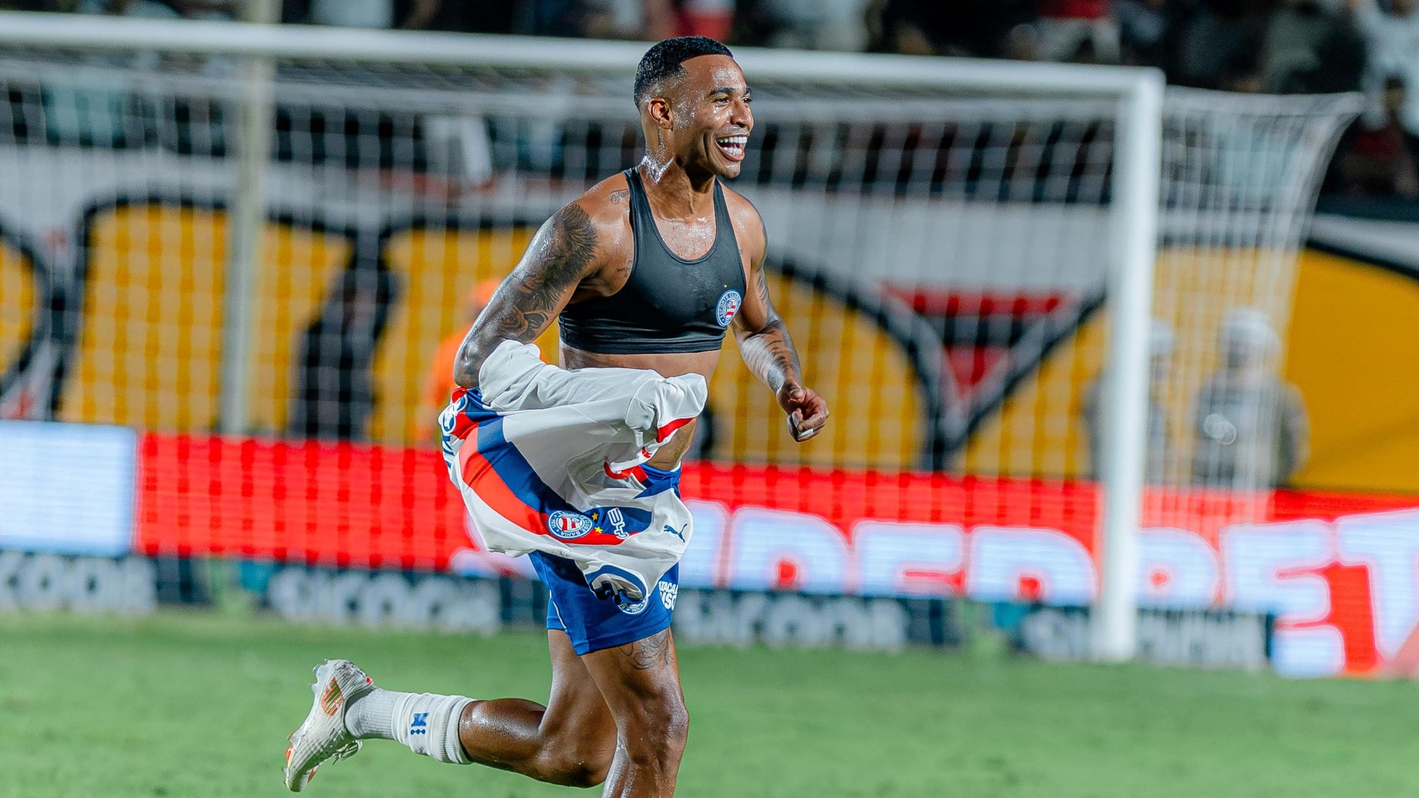 Jean Lucas, a Bahia játékosa a mezét levéve ünnepelte a gólját.