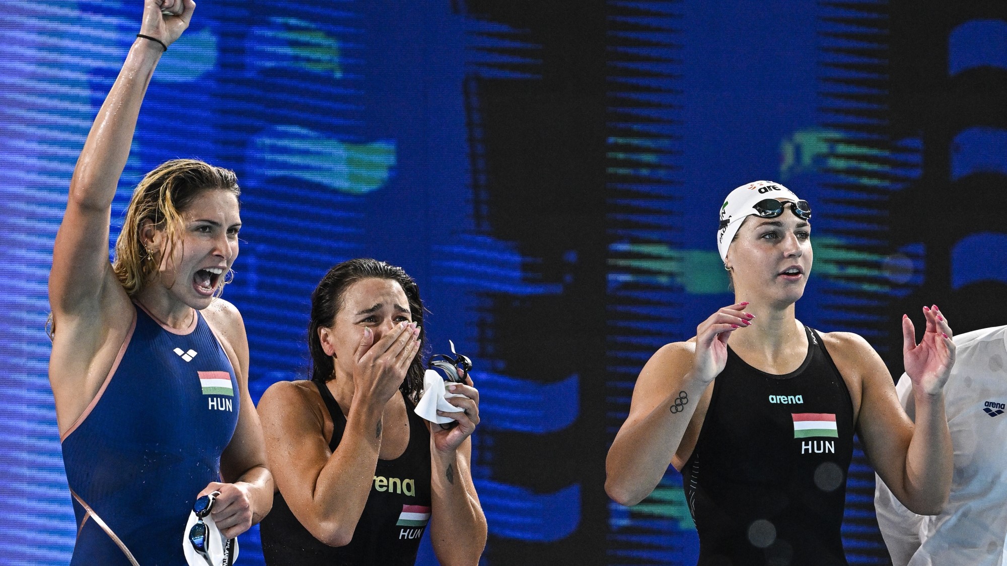 Ábrahám Minna, Késely Ajna és Pádár Nikolett, az ezüstérmes magyar váltó tagjai (b-j) a női 4x200 méteres gyorsváltó döntőjében.