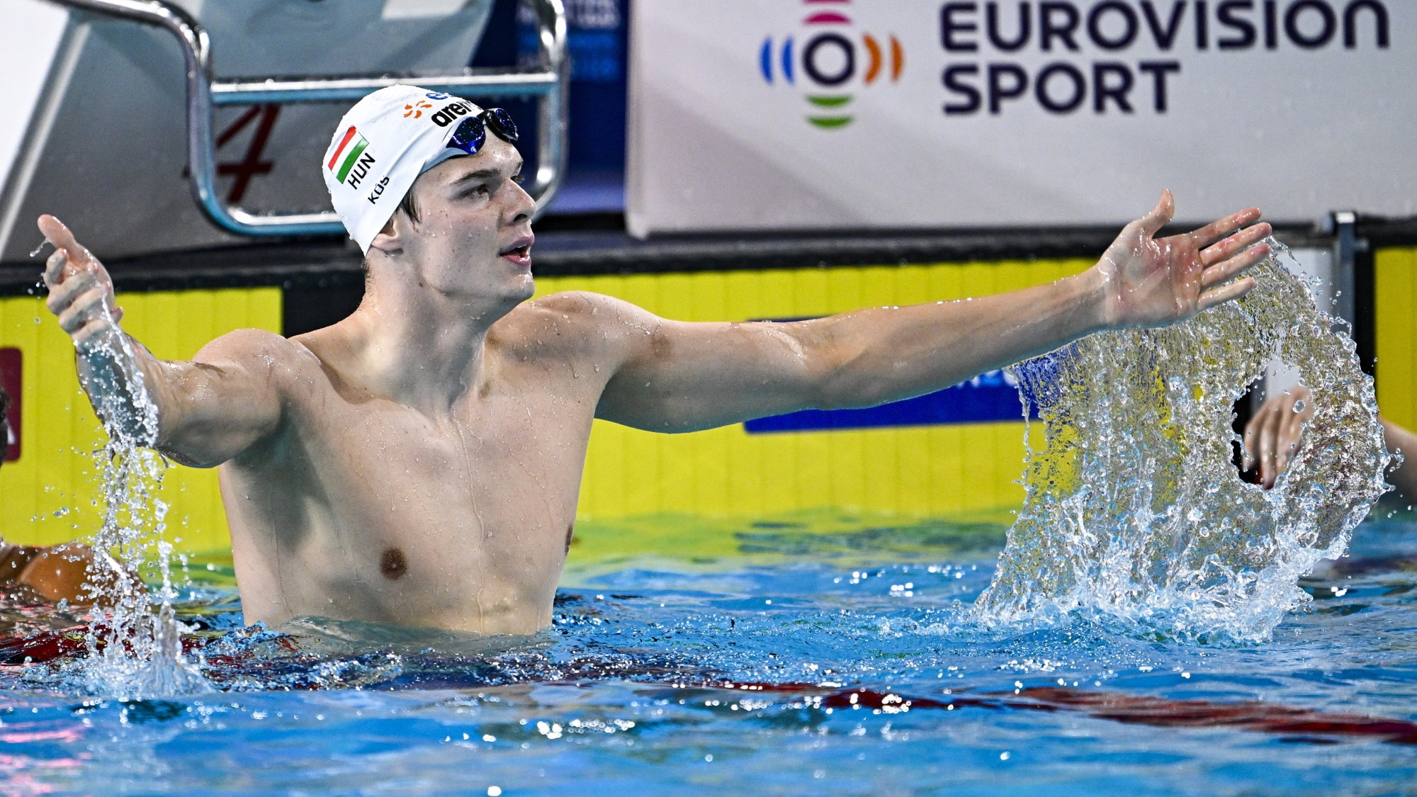 Az aranyérmes Kós Hubert a férfi 200 méteres vegyesúszás döntője végén a párizsi vizes Európa-bajnokságon az olimpiai vizesközpontban 2026. augusztus 16-án.