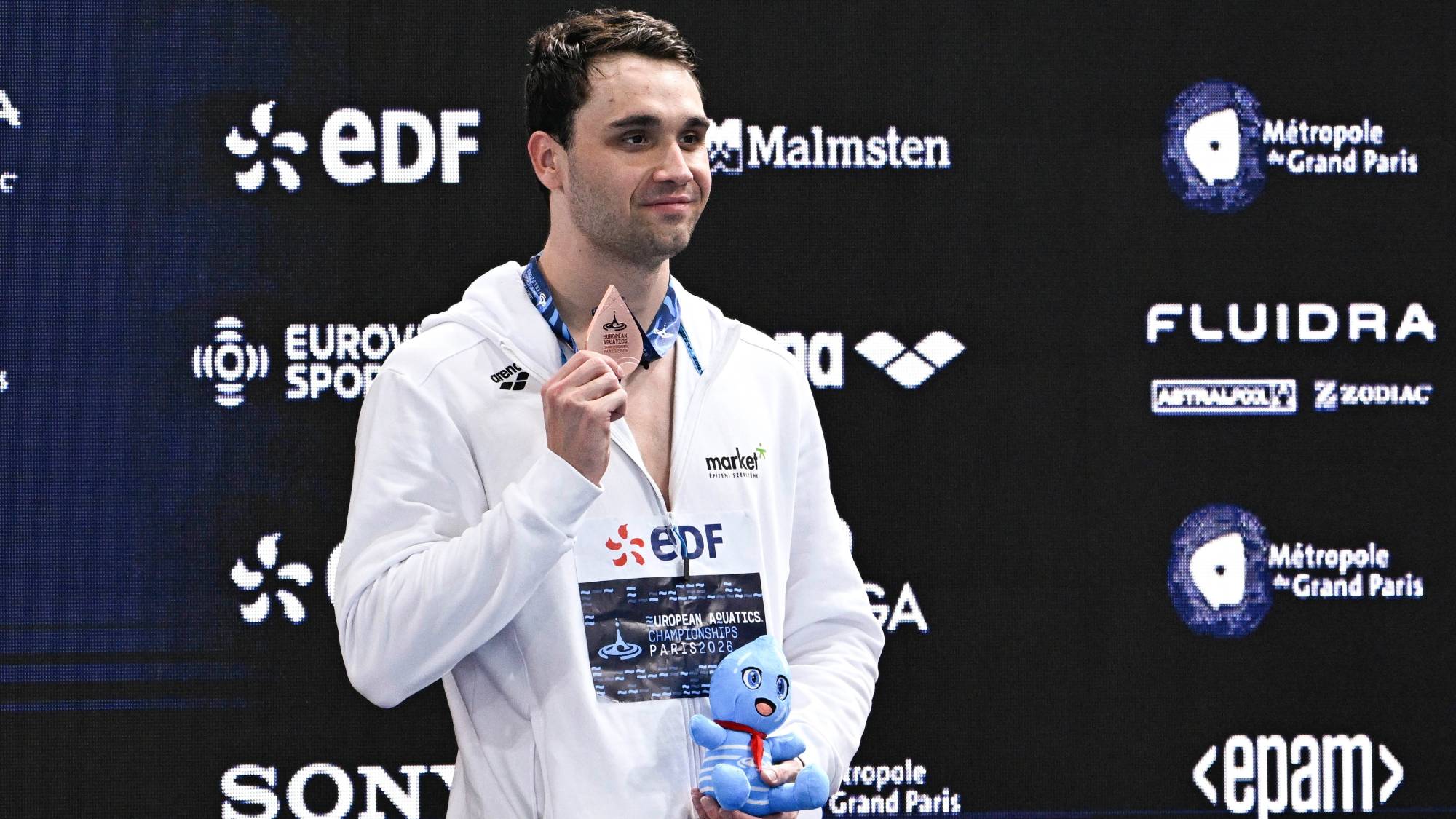A bronzérmes Milák Kristóf a férfi 100 méteres gyorsúszás eredményhirdetésén a párizsi vizes Európa-bajnokságon az olimpiai vizesközpontban 2026. augusztus 12-én.