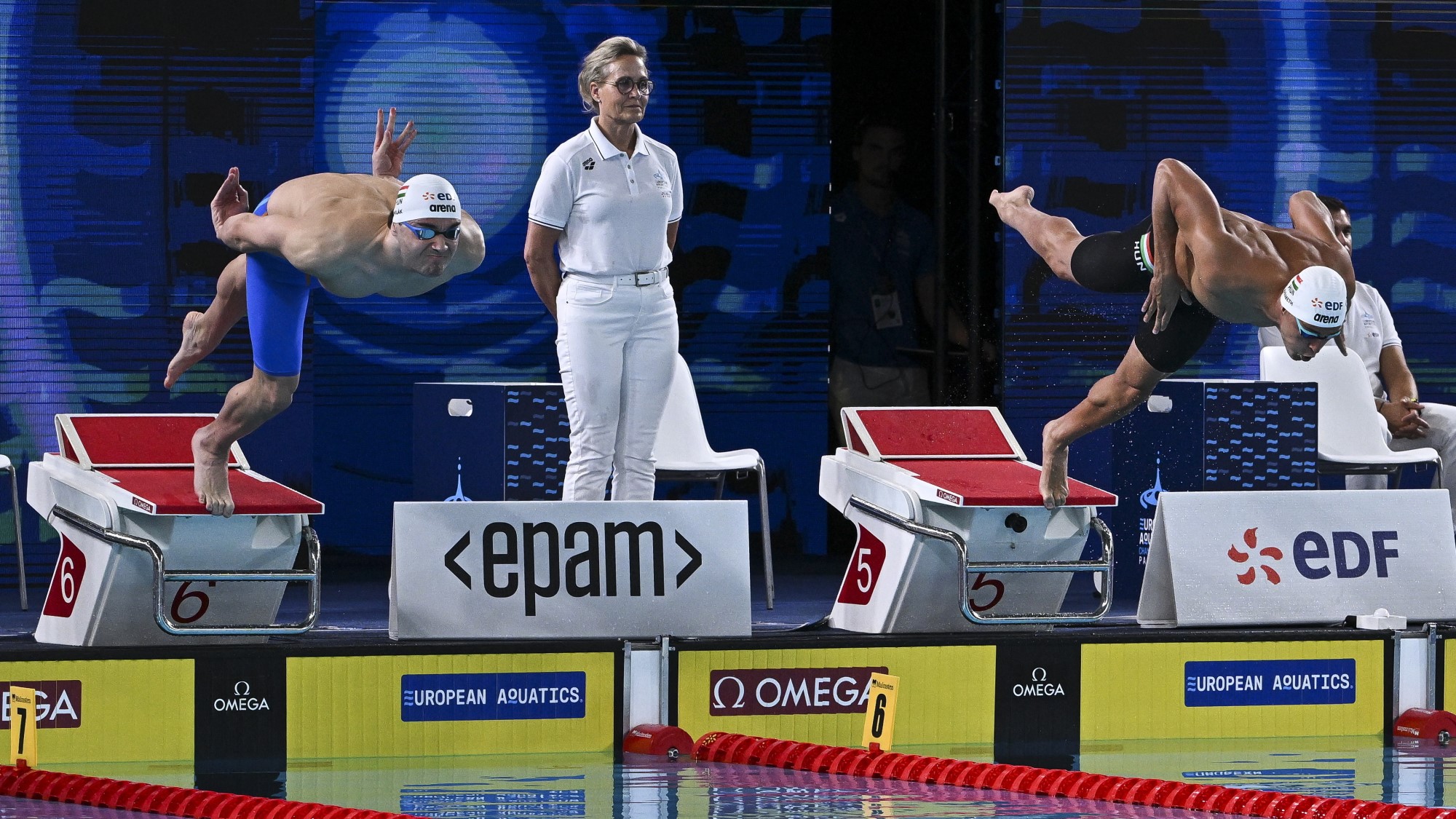 Milák Kristóf (b) és Németh Nándor rajtol a férfi 100 méteres gyorsúszás előfutamában a párizsi vizes Európa-bajnokságon az olimpiai vizesközpontban 2026. augusztus 11-én.