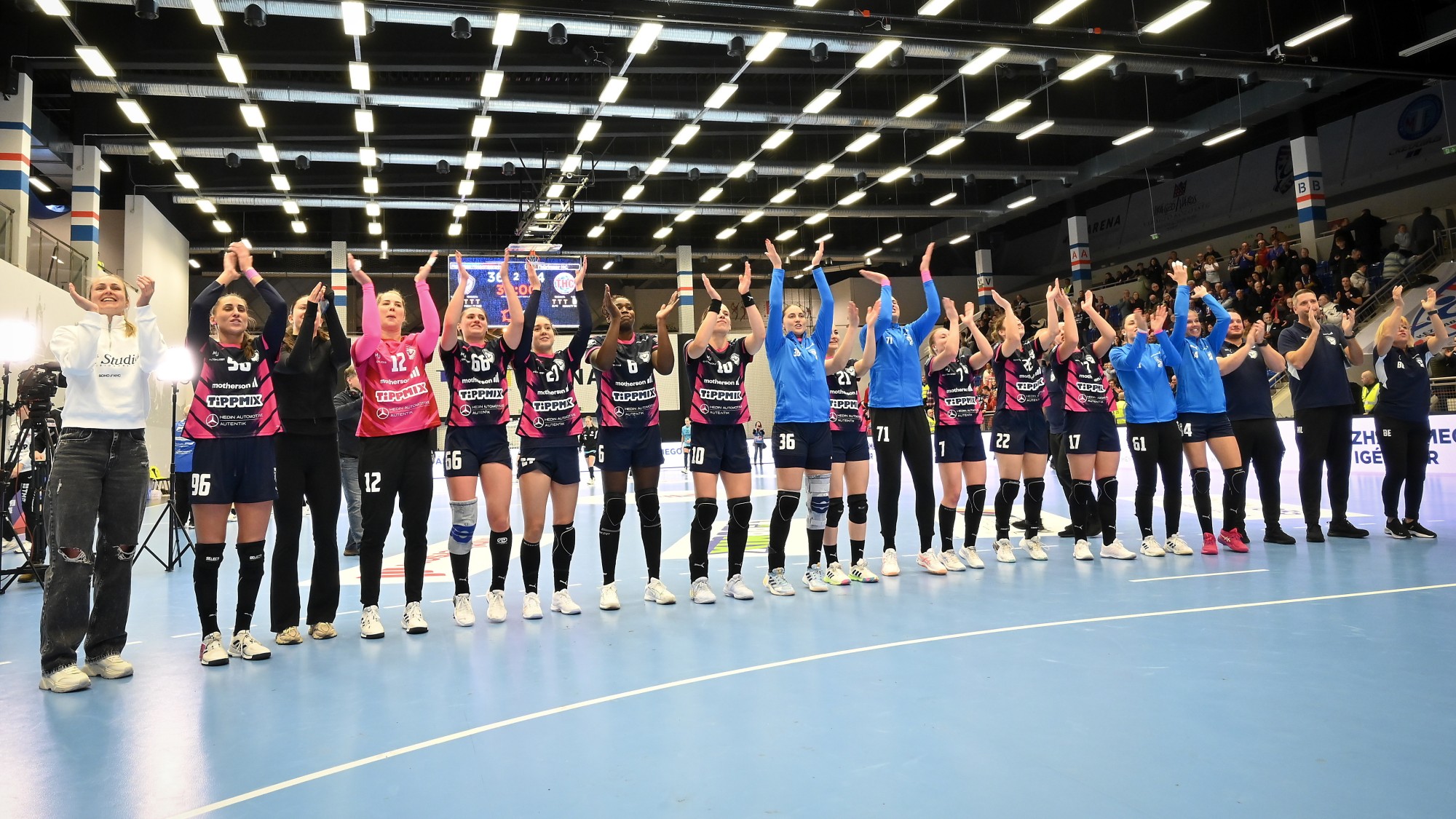 A Mosonmagyaróvár játékosai a női kézilabda Európa-liga A csoportjának első fordulójában játszott Motherson Mosonmagyaróvári KC - Thüringer HC mérkőzés végén.