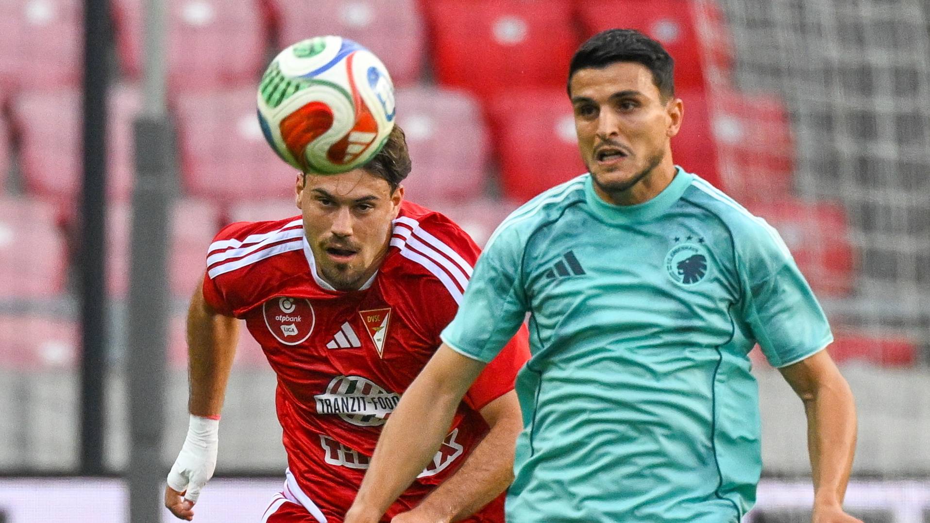 Rotem Keller, a Debrecen (b) és Mohamed Elyounoussi, a Köbenhavn játékosa a labdarúgó Konferencia-liga selejtezőjének 3. fordulójában játszott Debreceni VSC - FC Köbenhavn mérkőzésen a debreceni Nagyerdei Stadionban 2026. augusztus 6-án.