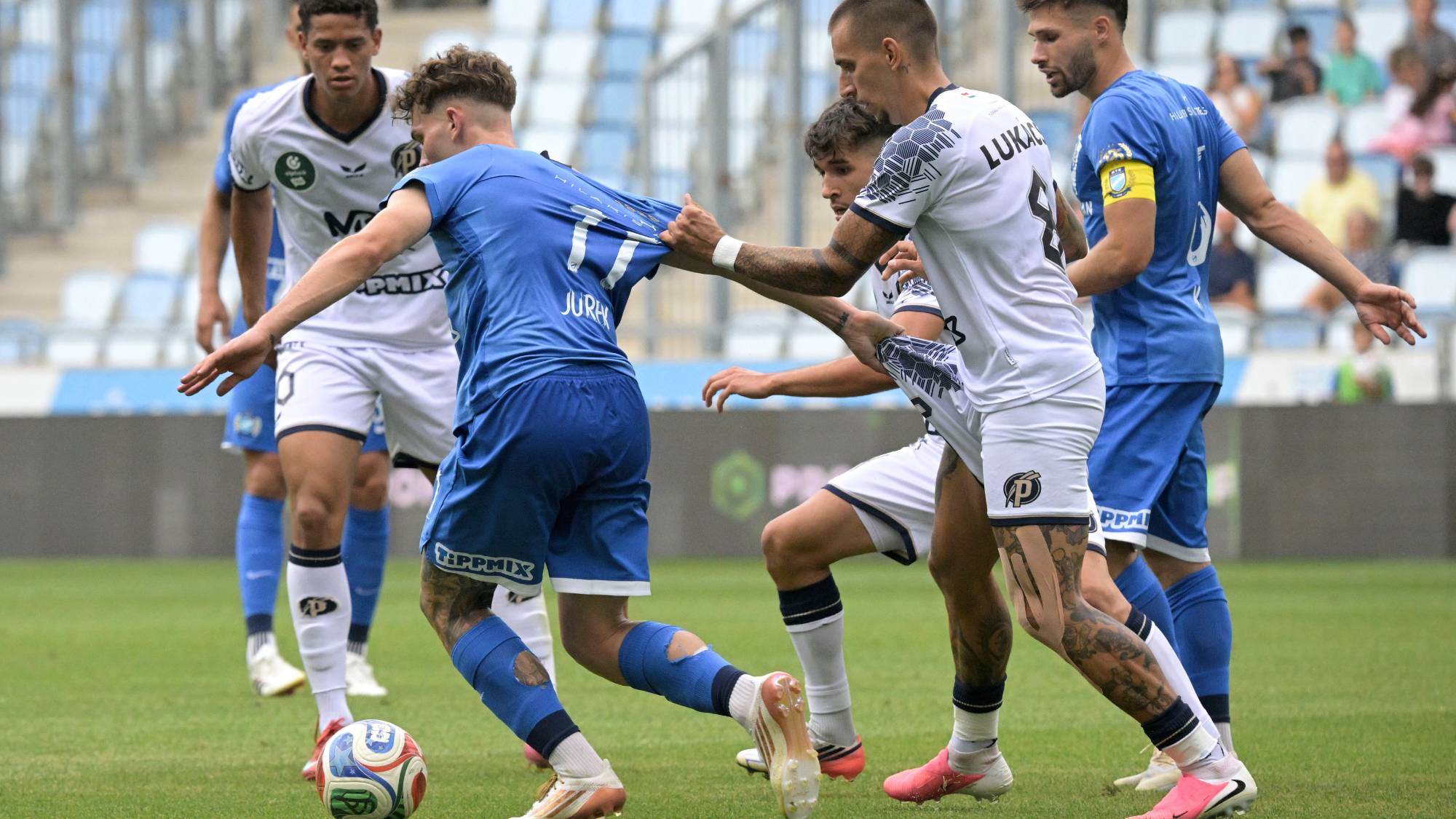 Jurek Gábor, az MTK (b2) és Lukács Dániel, a Puskás Akadémia játékosa (j2) a labdarúgó OTP Bank Liga 3. fordulójában játszott MTK Budapest - Puskás Akadémia FC mérkőzésen az Új Hidegkuti Nándor Stadionban 2026. augusztus 7-én.