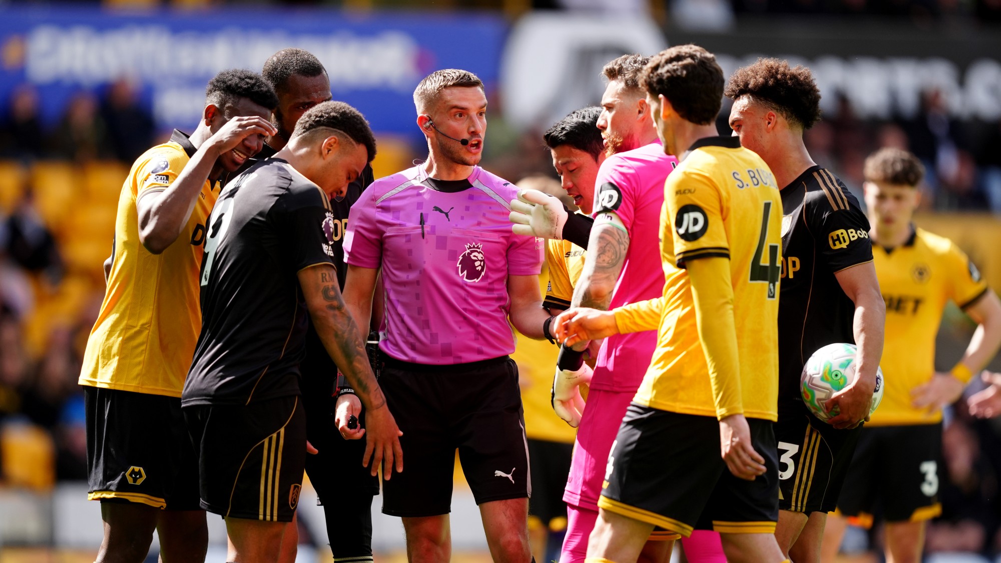 Hallhatjuk majd, miről beszél játékos és játékvezető a Premier League-ben.