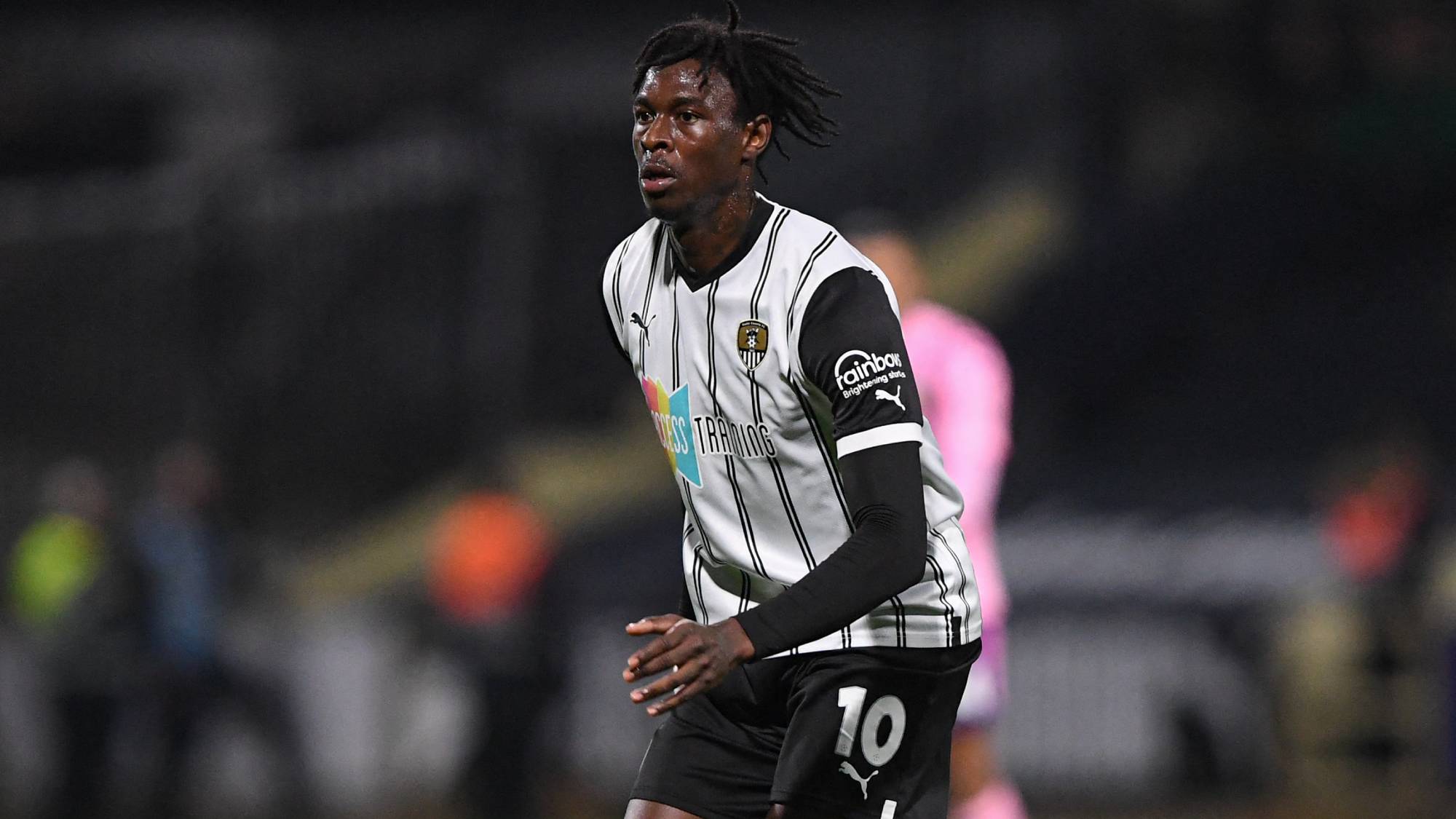 Quevin Castro of Notts County in action during the Vanarama National League match between Notts County and Yeovil Town at Meadow Lane, Nottingham on Saturday 19th November 2022. (Photo by Jon Hobley/MI News/NurPhoto)
