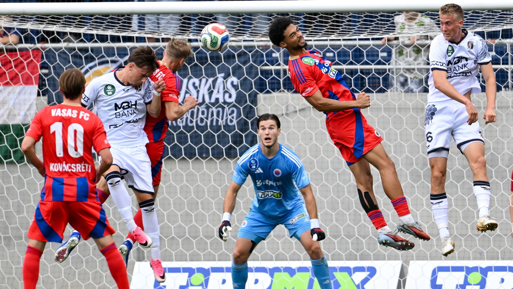 Lyinbor Patrick, a Vasas (j2) és Orján Roland (j), a Puskás Akadémia játékosa az OTP Bank Liga 5. fordulójában játszott Vasas FC - Puskás Akadémia FC mérkőzésen az Illovszky Rudolf Stadionban 2026. augusztus 22-én.
