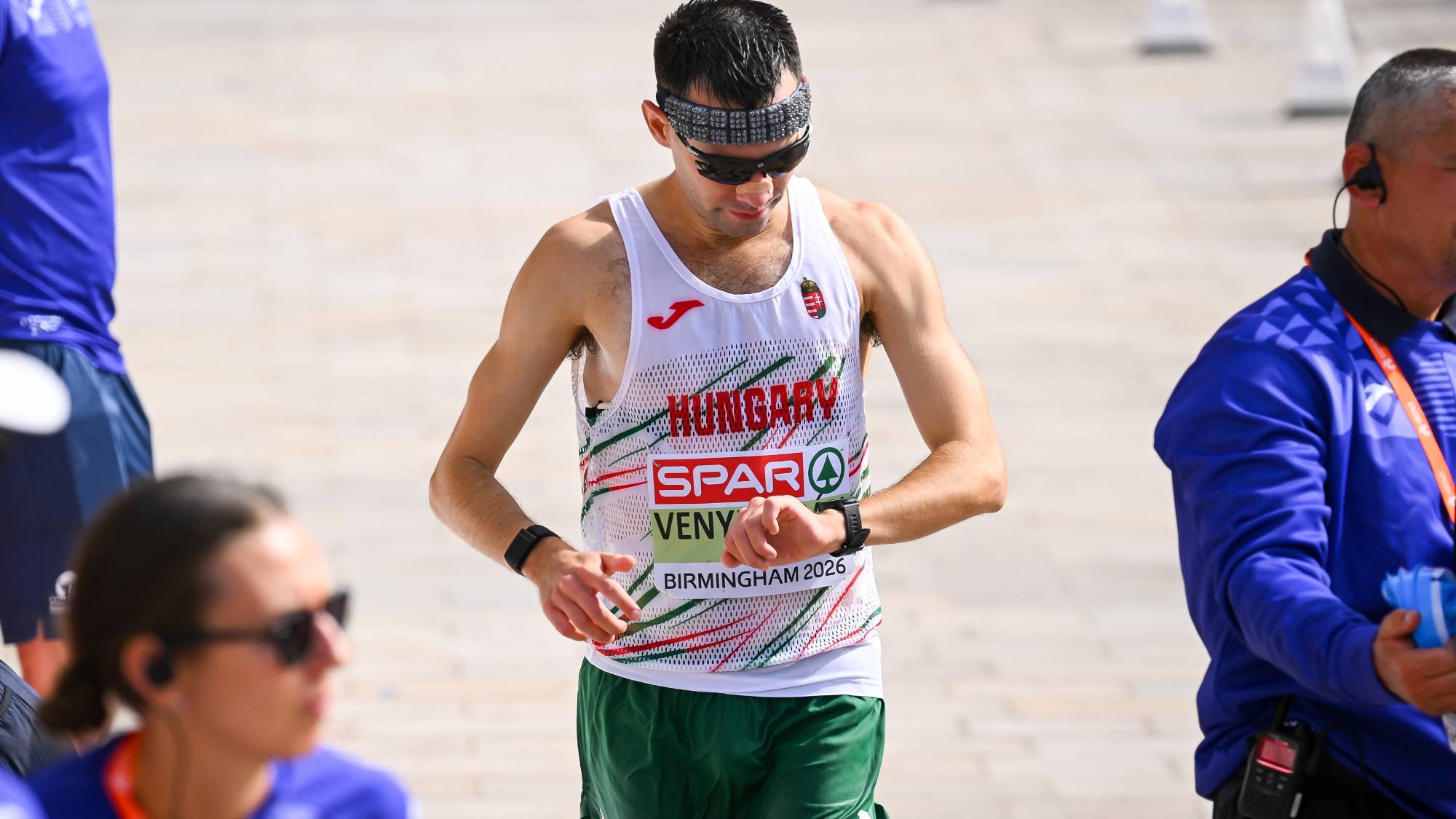 Venyercsán Bence célba ér a férfi maratoni gyaloglásban a birminghami atlétikai Európa-bajnokságon 2026. augusztus 15-én.