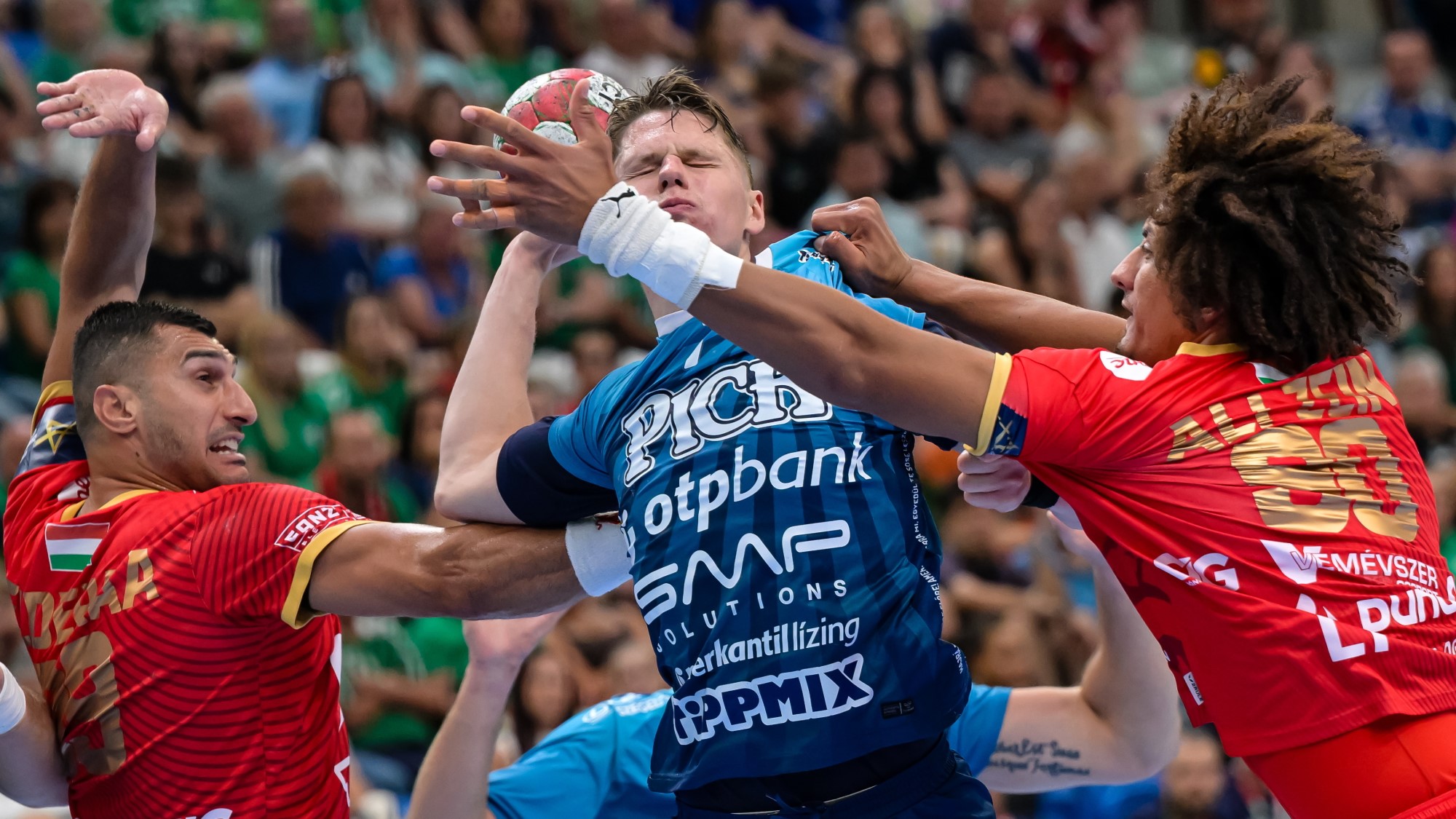 Yehia Elderaa (b) és Ali Zein (j), a Veszprém, valamint Lukács Péter, a Szeged (k) játékosa a férfi kézilabda szuperkupa döntőjében játszott One Veszprém HC - OTP Bank-Pick Szeged mérkőzésen a székesfehérvári MET Arénában 2026. augusztus 30-án.