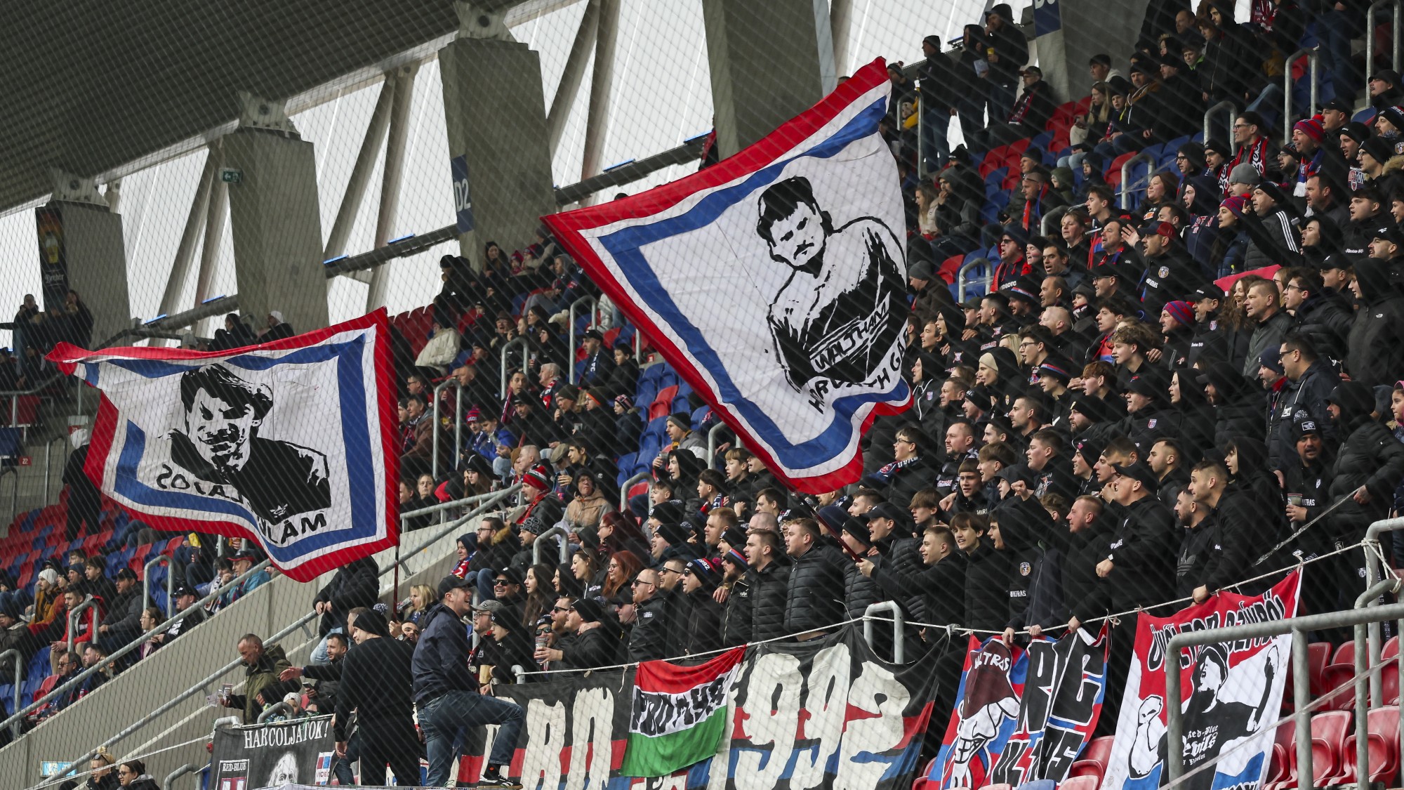 Fehérvári szurkolók a Sóstói Stadionban.