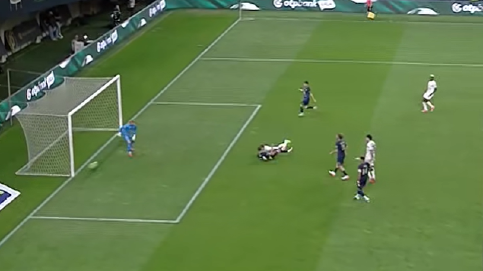 Zachariassen, miközben gólt fejel a Puskás Akadémia otthonában.