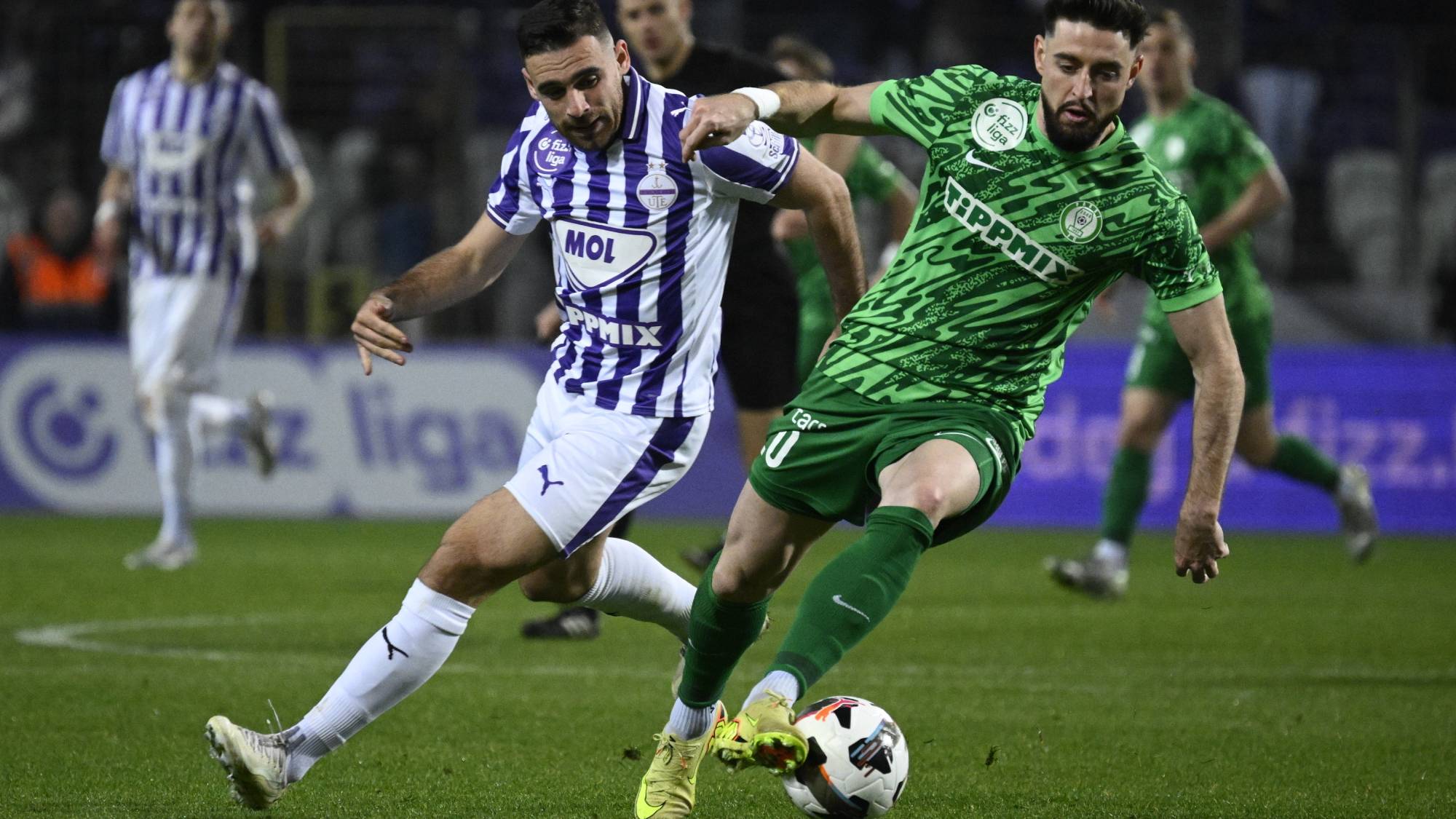Aljosa Matko, az Újpest (b) és Zeke Márió, a Paks játékosa a labdarúgó Fizz Liga 25. fordulójában játszott Újpest FC - Paksi FC mérkőzésen a Szusza Ferenc Stadionban 2026. március 7-én.