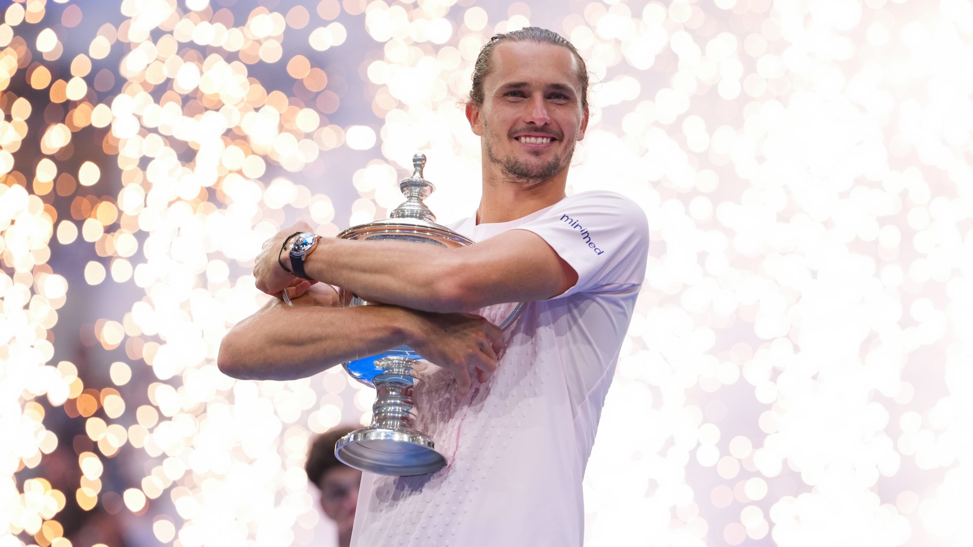 Alexander Zverev és a US Open trófeája.