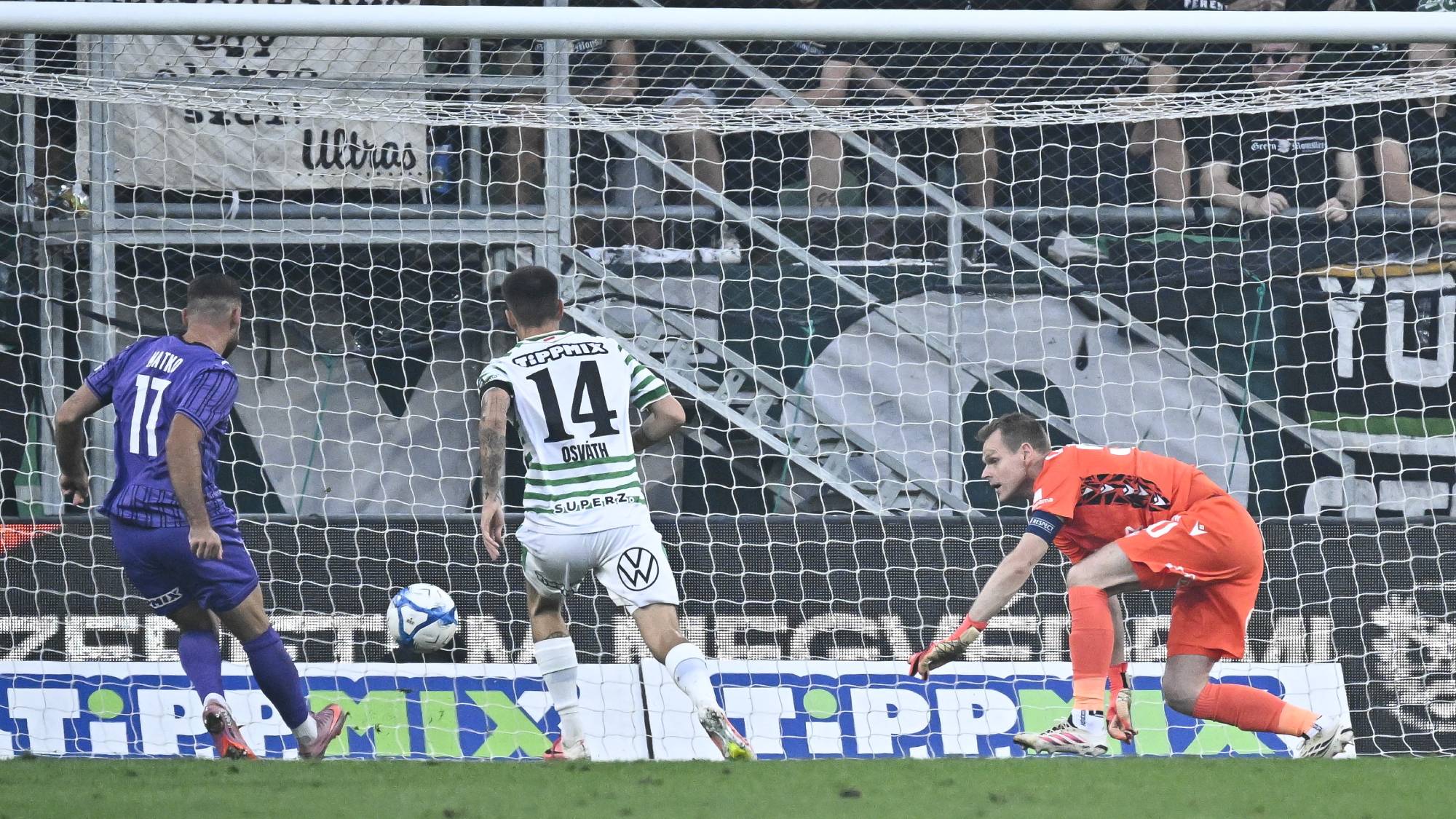 Aljosa Matko, az Újpest játékosa (b) gólt lő, mellette Osváth Attila (k) és Dibusz Dénes, a Ferencváros játékosai a labdarúgó OTP Bank Liga 7. fordulójában játszott Ferencvárosi TC - Újpest FC mérkőzésen a Groupama Arénában 2026. szeptember 6-án.