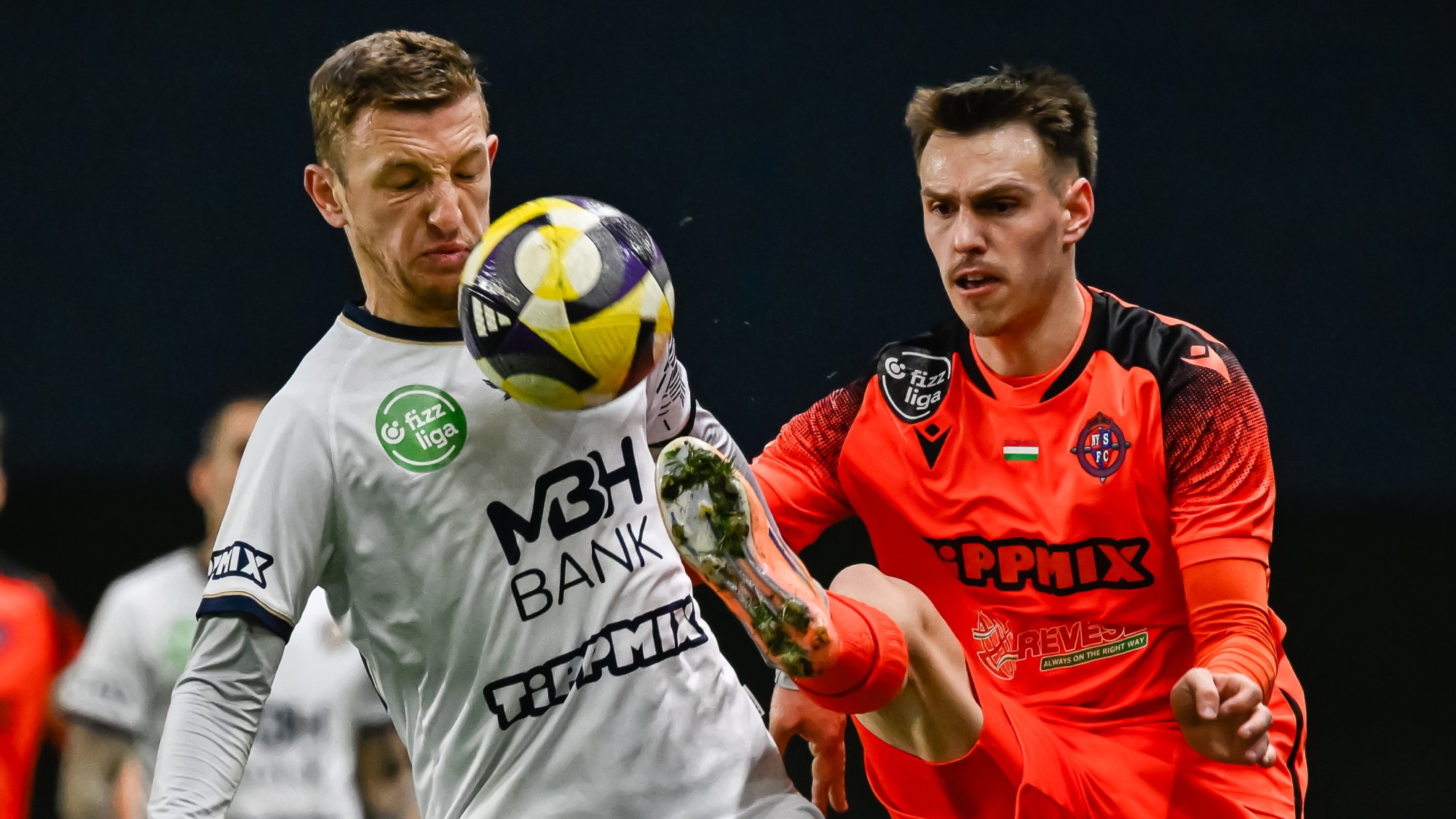 Artem Favorov, a Puskás Akadémia FC (b) és Katona Bálint , a Nyíregyháza Spartacus FC játékosa a labdarúgó Fizz Liga 24. fordulójában játszott Puskás Akadémia FC-Nyíregyháza Spartacus FC mérkőzésen a felcsúti Pancho Arénában 2026. március 1-jén. A mérkőzést a Nyíregyháza Spartacus FC nyerte 2-1-re.