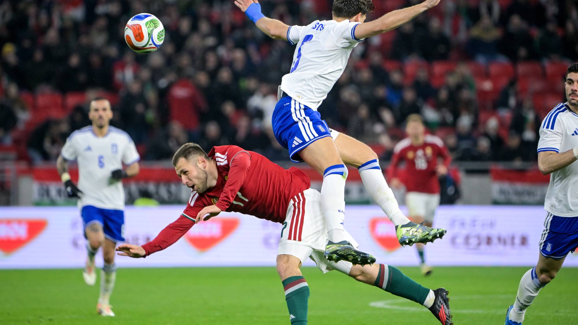 Bárány Donát (b) és a görög Panajotisz Recosz a Magyarország - Görögország barátságos labdarúgó-mérkőzésen a Puskás Arénában 2026. március 31-én.