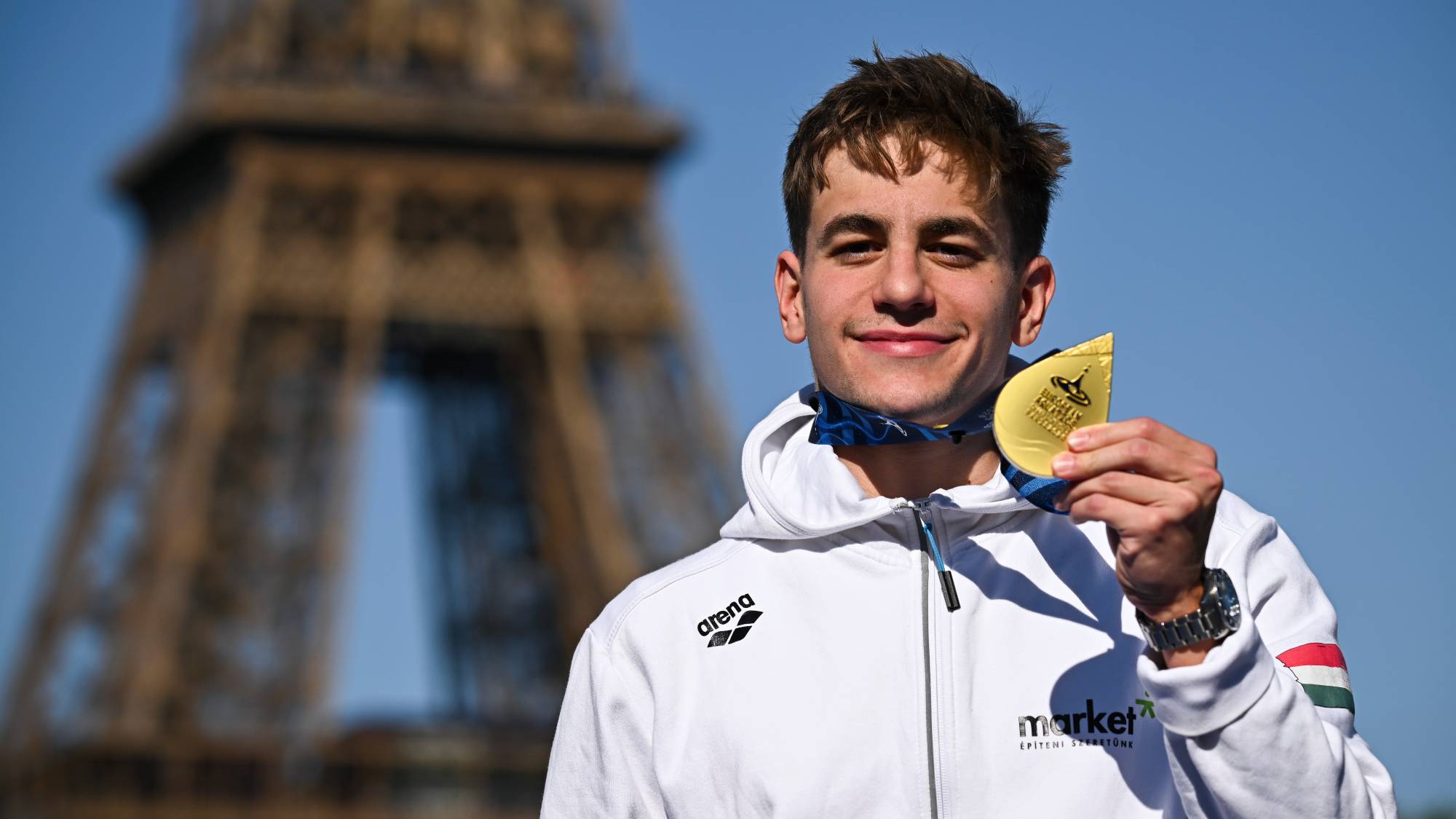 Betlehem Dávid, a férfi nyíltvízi úszók 3 kilométeres kieséses versenyének győztese az érmek átadása után a párizsi vizes Európa-bajnokságon 2026. augusztus 7-én.