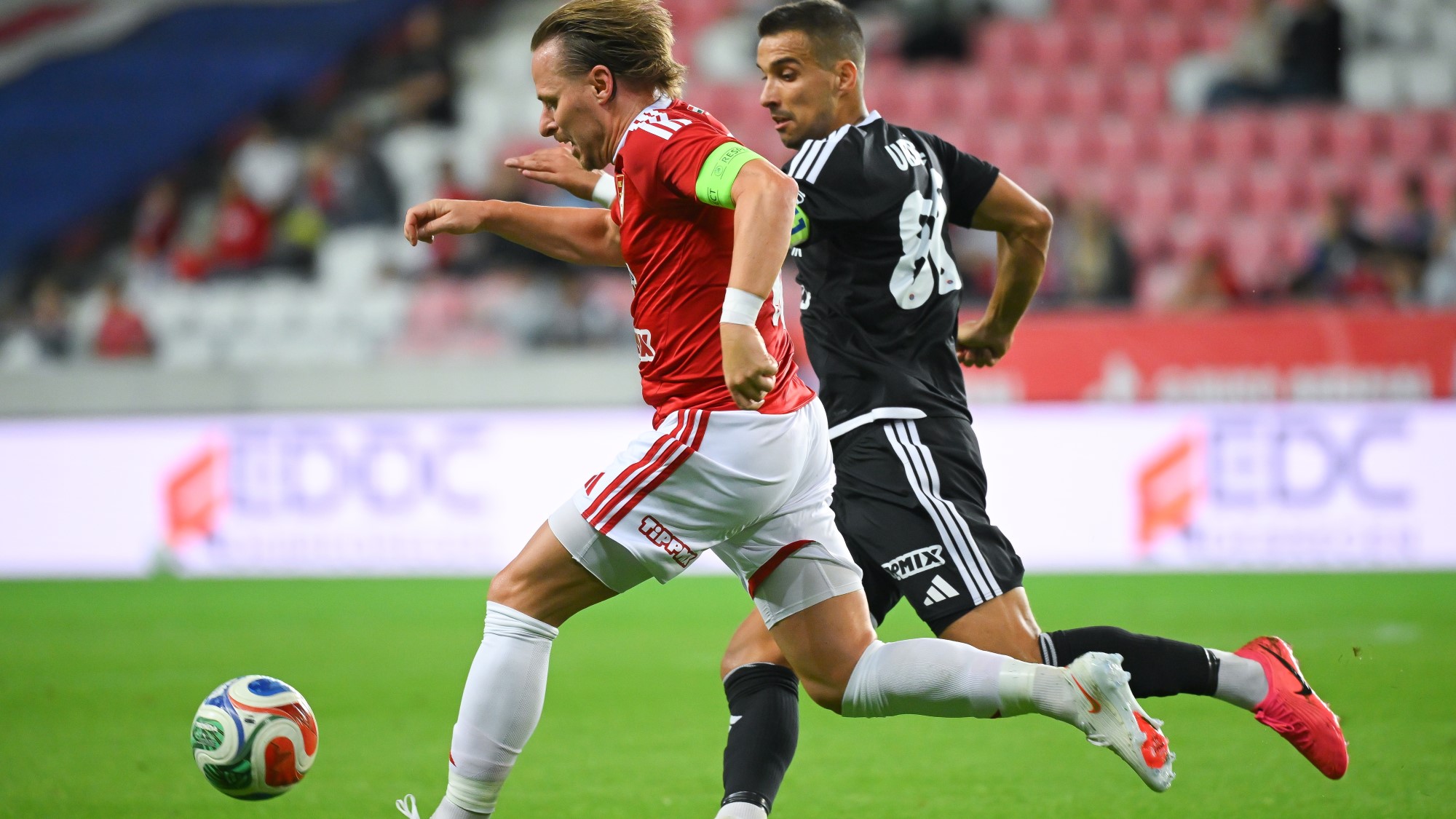 Dzsudzsák Balázs, a Debrecen (b) és Urblík József, a Vasas csapatkapitánya a labdarúgó OTP Bank Liga 8. fordulójának Debreceni VSC - Vasas FC mérkőzésén a debreceni Nagyerdei Stadionban 2026. szeptember 19-én.