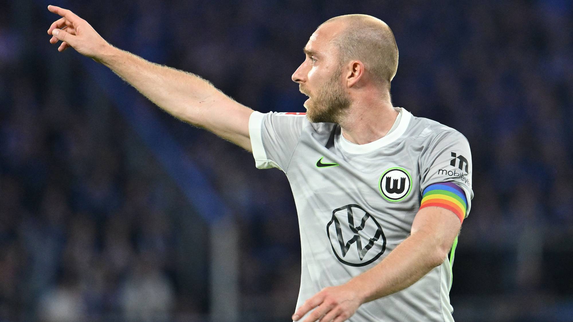 25 May 2026, North Rhine-Westphalia, Paderborn: Soccer, Men: Bundesliga - Relegation, SC Paderborn 07 - VfL Wolfsburg, Relegation, Second leg, Home Deluxe Arena. Christian Eriksen (VfL Wolfsburg) gives instructions. Photo: Swen Pförtner/dpa - IMPORTANT NOTE: In accordance with the regulations of the DFL German Football League and the DFB German Football Association, it is prohibited to utilize or have utilized photographs taken in the stadium and/or of the match in the form of sequential images and/or video-like photo series.