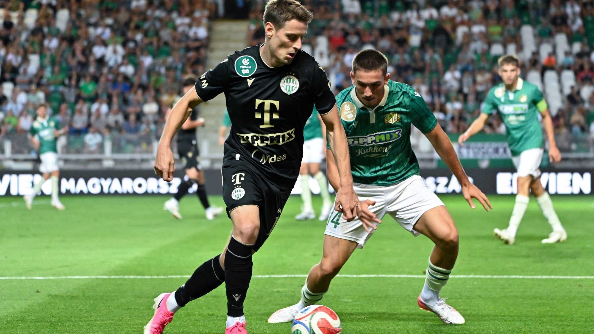 Kristoffer Zachariassen, a Ferencváros (b) és Szép Márton, az ETO játékosa a labdarúgó OTP Bank Liga 3. fordulójából elhalasztott ETO FC - Ferencvárosi TC mérkőzésen Győrben 2026. szeptember 3-án.