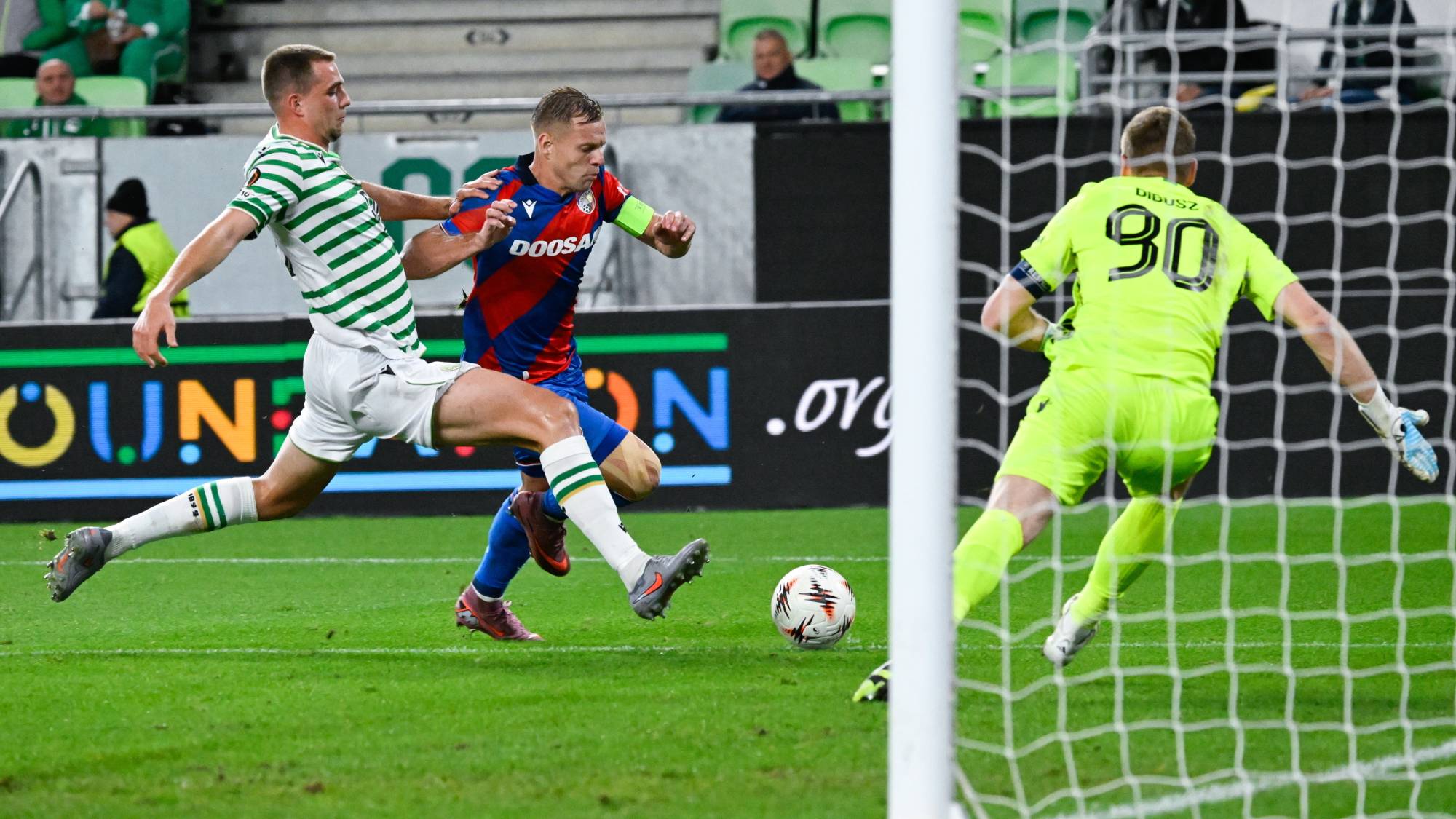Toon Raemaekers, a Ferencváros (b) és Matej Vydra, a Viktoria Plzen játékosa a labdarúgó Európa-liga alapszakaszának első fordulójában játszott Ferencváros TC - Viktoria Plzen mérkőzésen a budapesti Groupama Arénában 2025. szeptember 25-én.