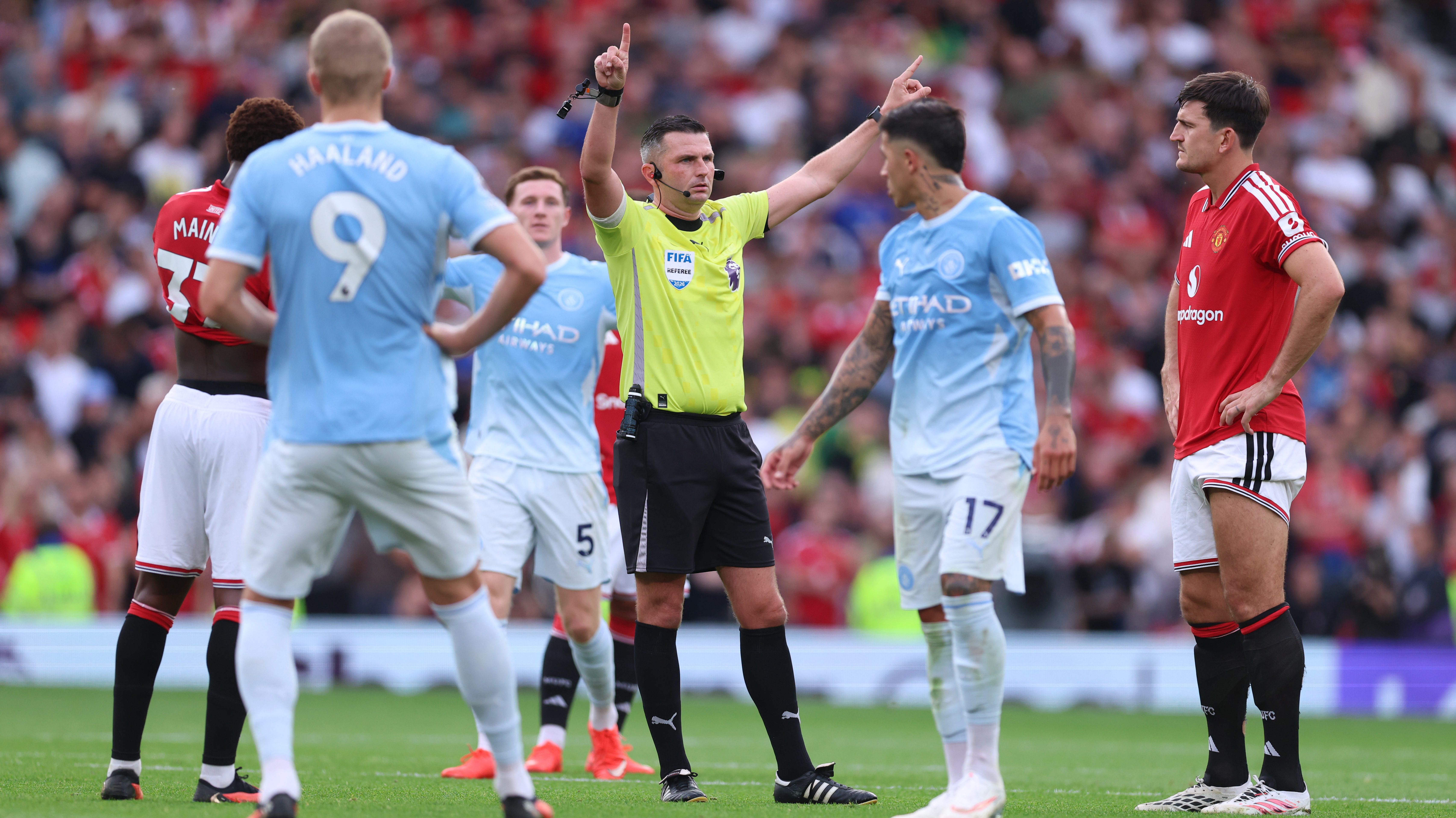 Michael Oliver játékvezetú a manchesteri rangadón.