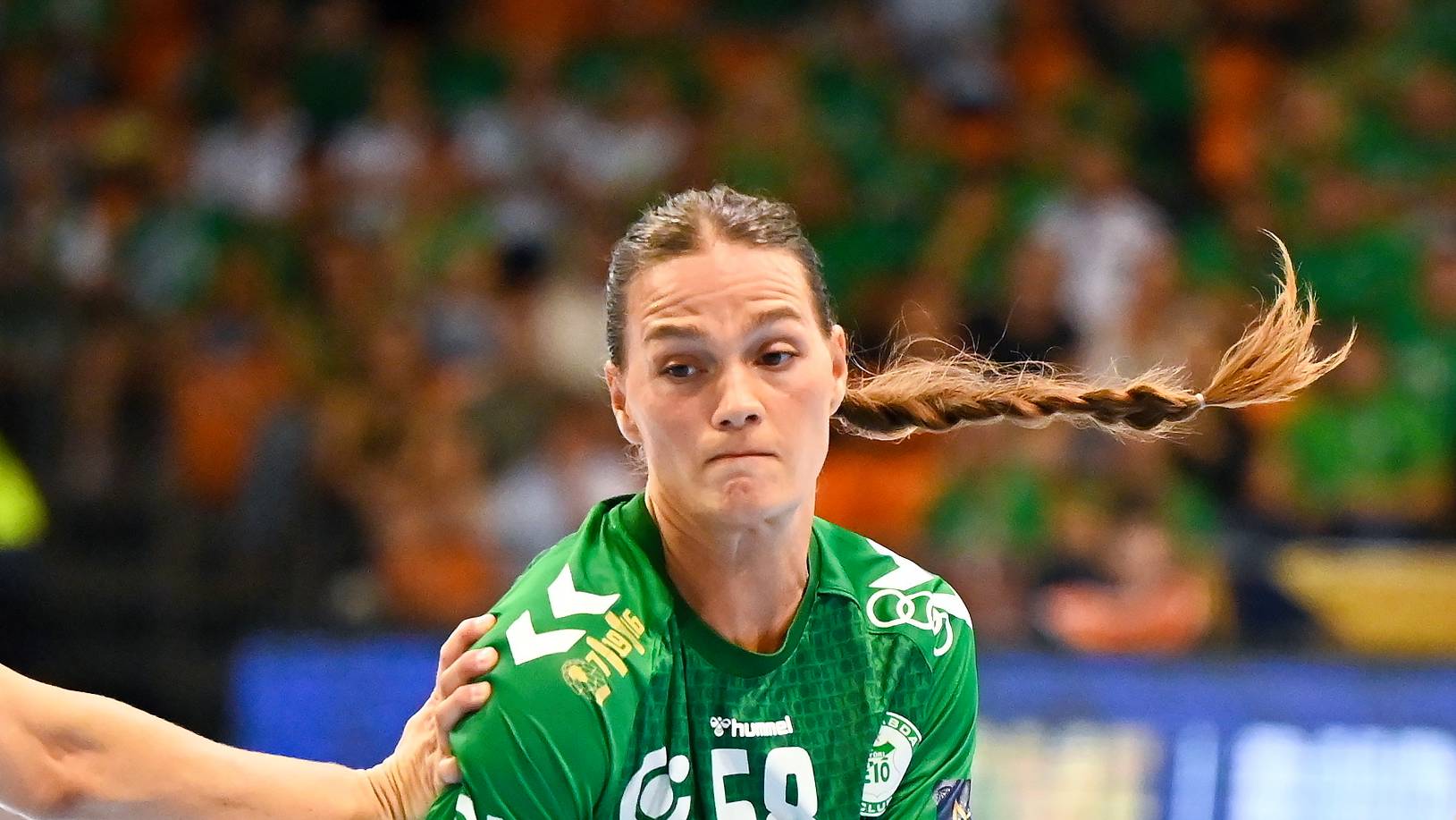 Helena Elver, a Győr (k) és Stine Eiberg Jorgensen, a Nyköbing Falster játékosa (b) a női kézilabda Bajnokok Ligája 2. fordulójának Győri Audi ETO KC - Nyköbing Falster mérkőzésén Győrben 2026. szeptember 12-én.