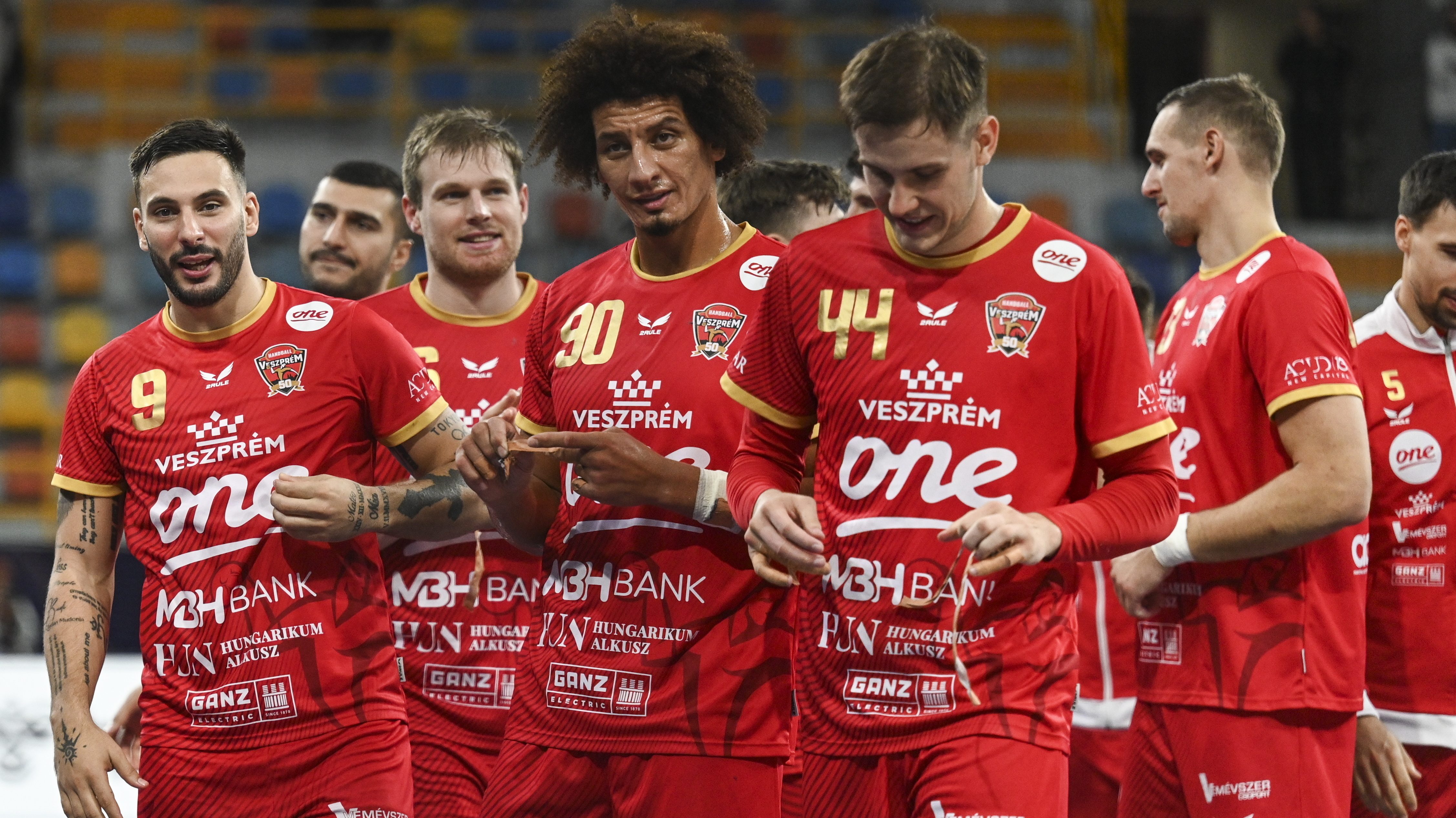 A One Veszprém HC játékosai ünnepelnek a kézilabda klubvilágbajnokság B csoportjának 3., utolsó fordulójában.