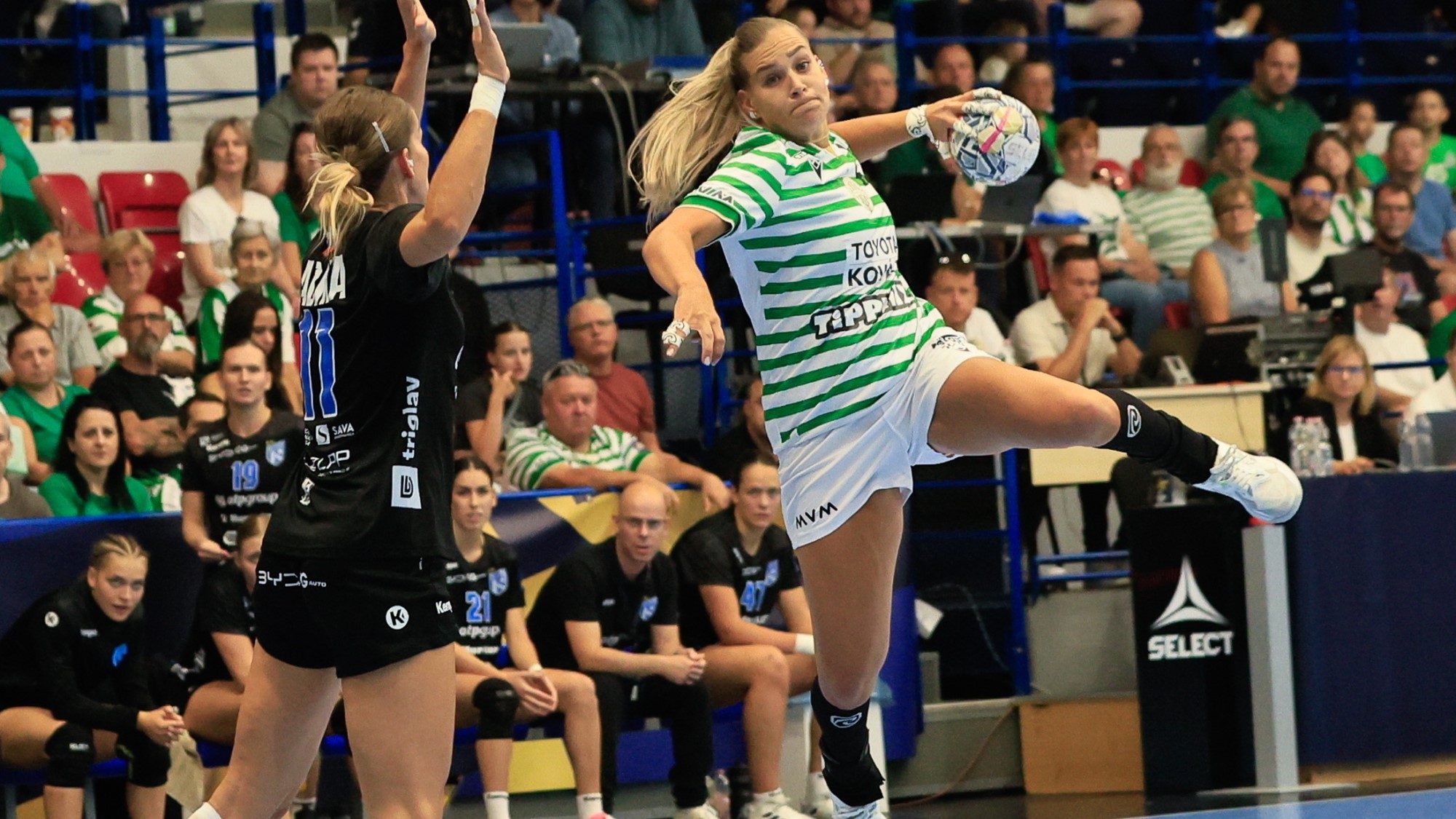 Klujber Katrin, az FTC (j) és Ana Abina, a Krim Mercator Ljubljana játékosa a női kézilabda Bajnokok Ligája 2. fordulójának FTC-Toyota Kovács - Krim Mercator Ljubljana mérkőzésén Érden.