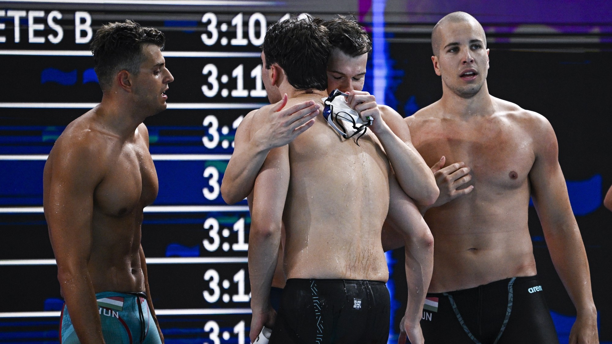 Németh Nándor, Milák Kristóf, Kós Hubert és Szabó Szebasztián (b-j), a győztes magyar váltó tagjai a férfi 4x100 méteres gyorsváltó döntője után a párizsi vizes Európa-bajnokságon az olimpiai vizesközpontban 2026. augusztus 13-án.