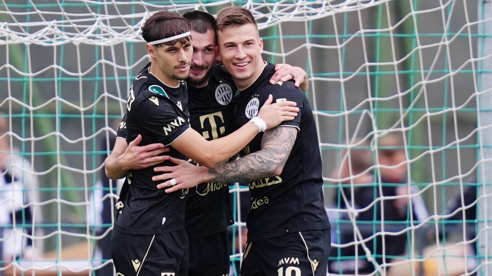 Veljko Birmancevic, Matus Bero és Franko Kovacevic, a Ferencváros játékosai (b-j) ünneplik csapatuk gólját.