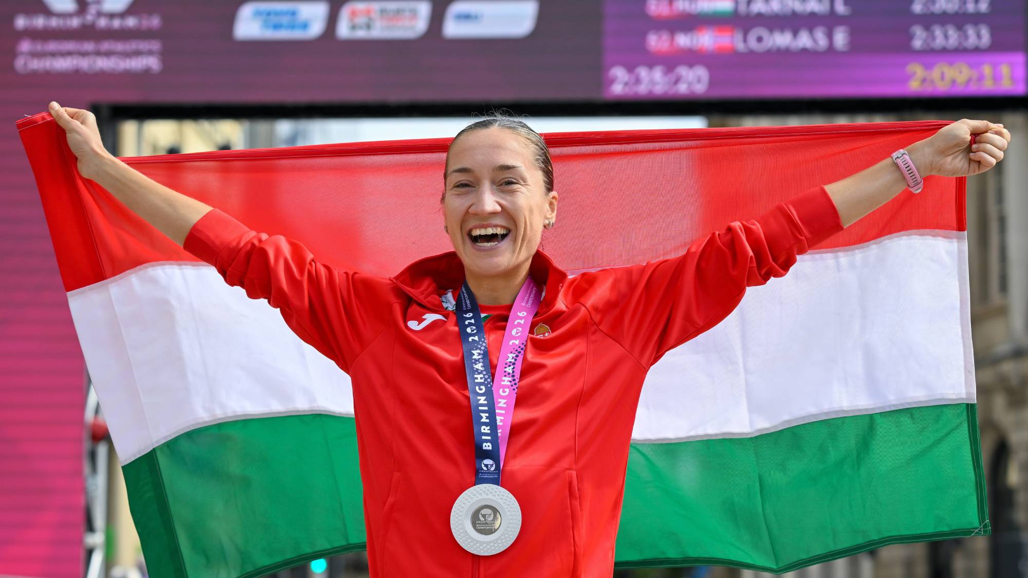 Az ezüstérmes Vindics-Tóth Lili Anna a célban a női maratonfutók versenyében a birminghami atlétikai Európa-bajnokságon 2026. augusztus 16-án.