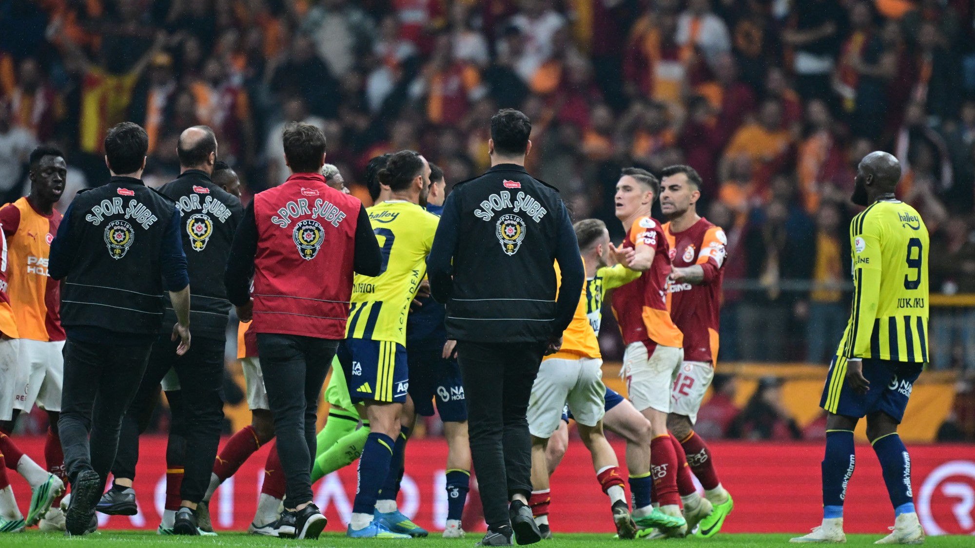 török focibajnokság galatasaray fenerbahce sallai roland balhé tömegjelenet