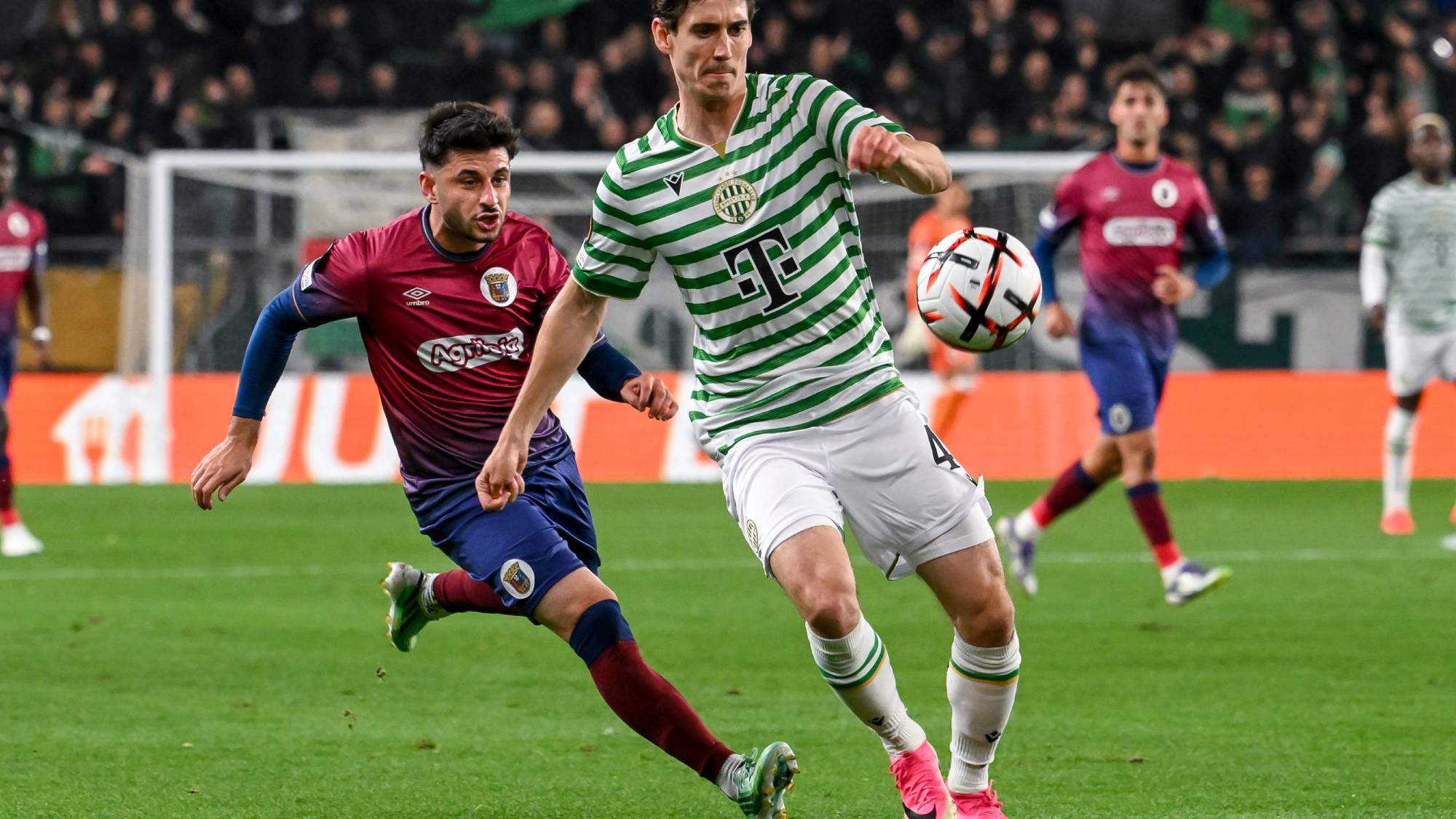 Callum O'Dowda, a Ferencváros (j) és Manu Pozo, a Torreense játékosa a labdarúgó Európa-liga alapszakasza harmadik fordulójának Ferencvárosi TC - Torreense mérkőzésén a Groupama Arénában 2026. október 22-én.
