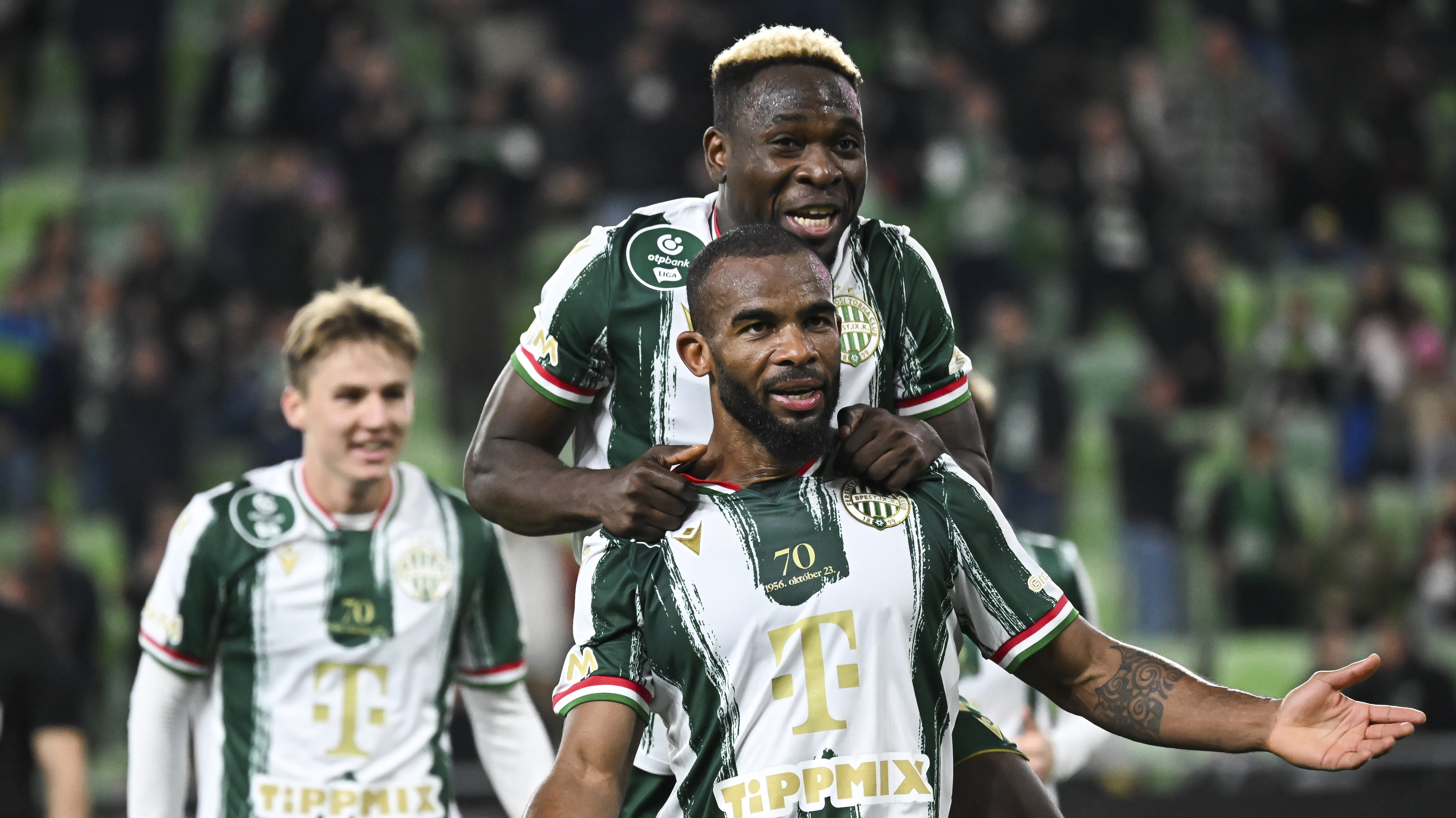 Habib Maiga, a Ferencváros játékosa (elöl) és csapattársa Bamidele Yusuf.