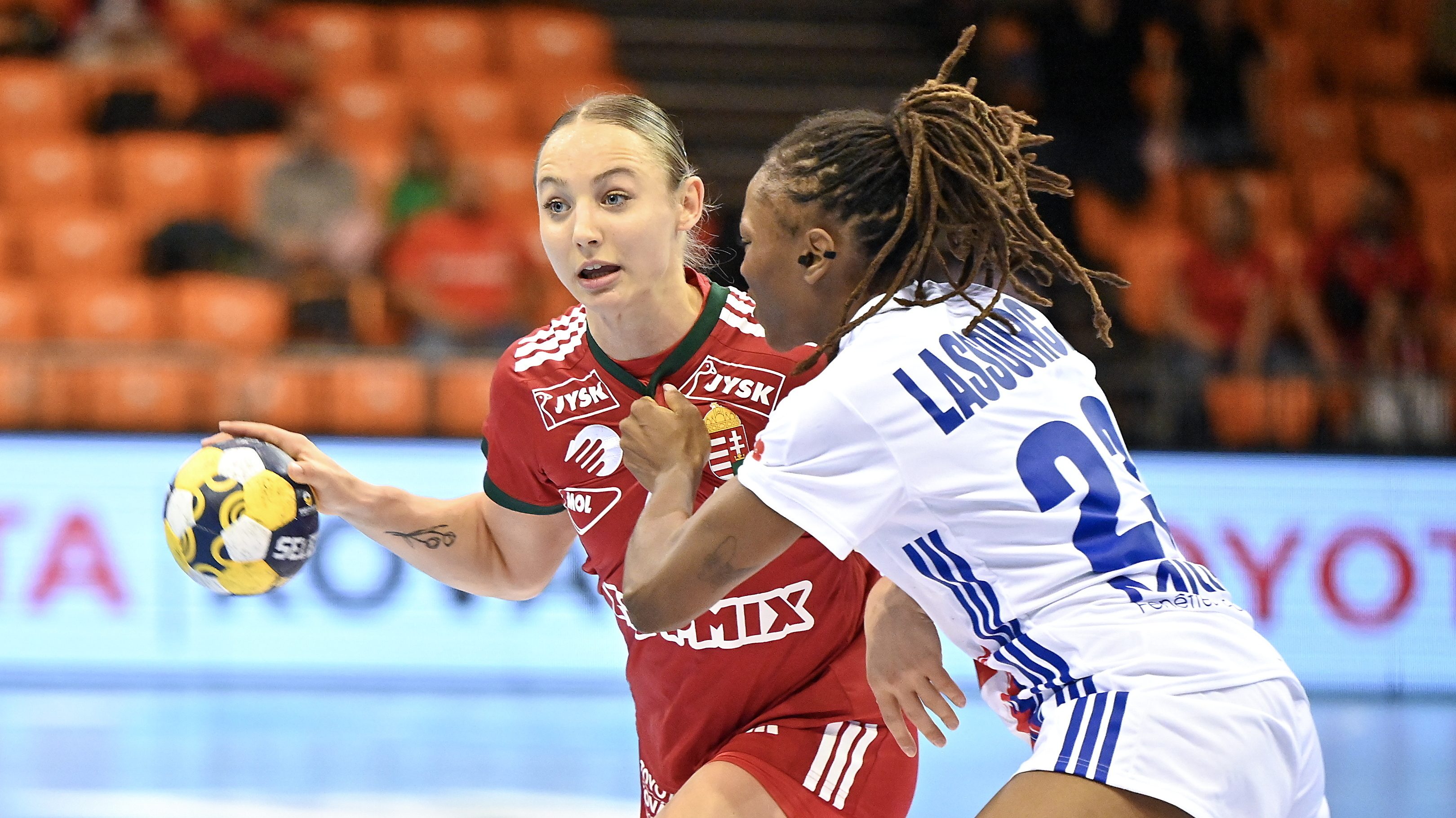 Simon Petra (b) és a francia Déborah Lassource.