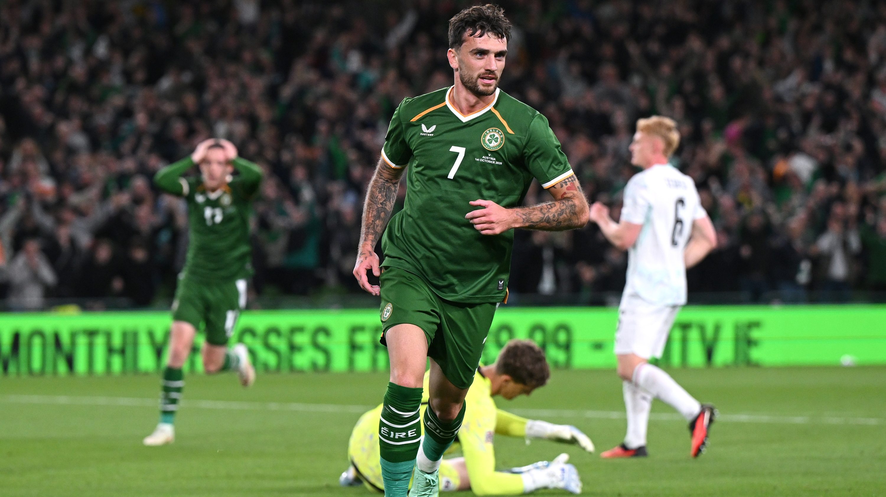 Troy Parrott az első gólja után Ausztria ellen.