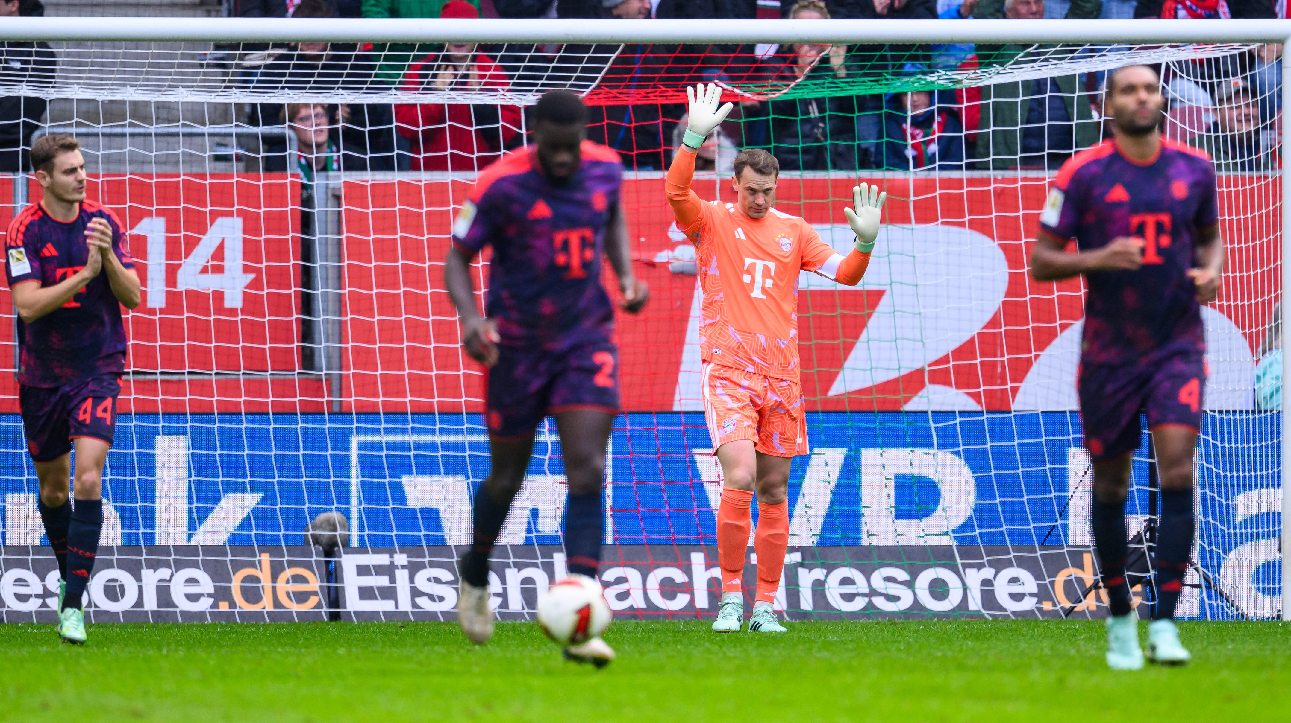 Manuel Neuer azonnal elnézést kért a társaitól a hibája miatt az Augsburg ellen.