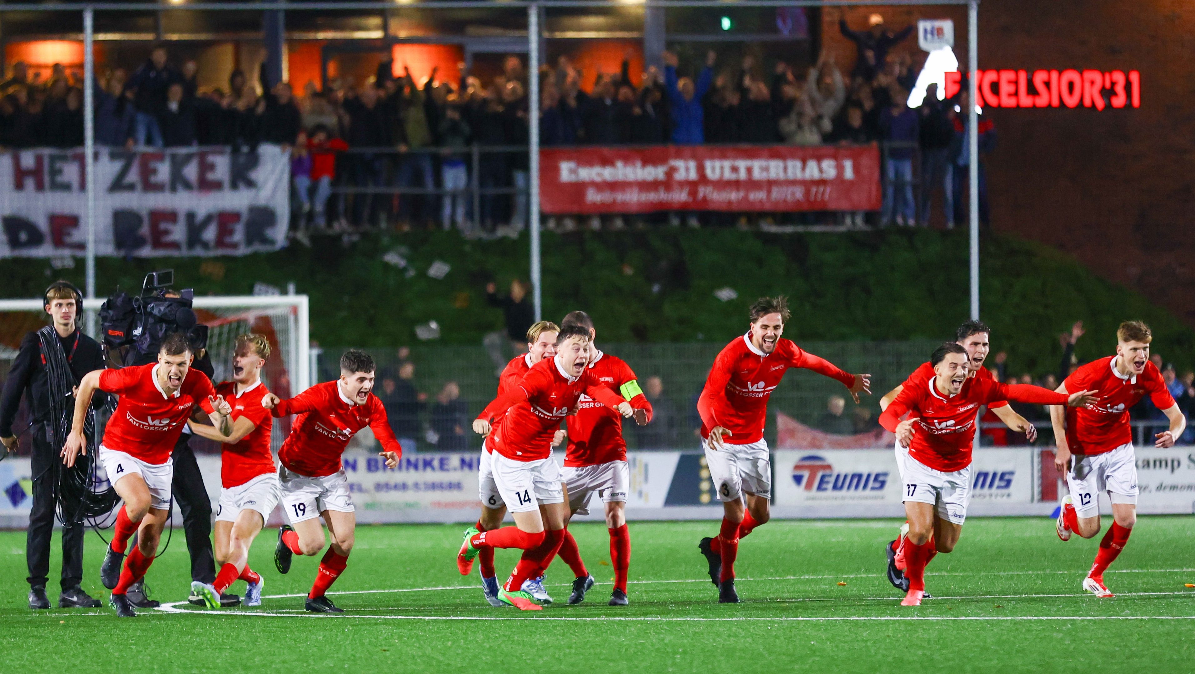 Az Excelsior 31 játékosainak öröme a megnyert tizenegyespárbaj után.