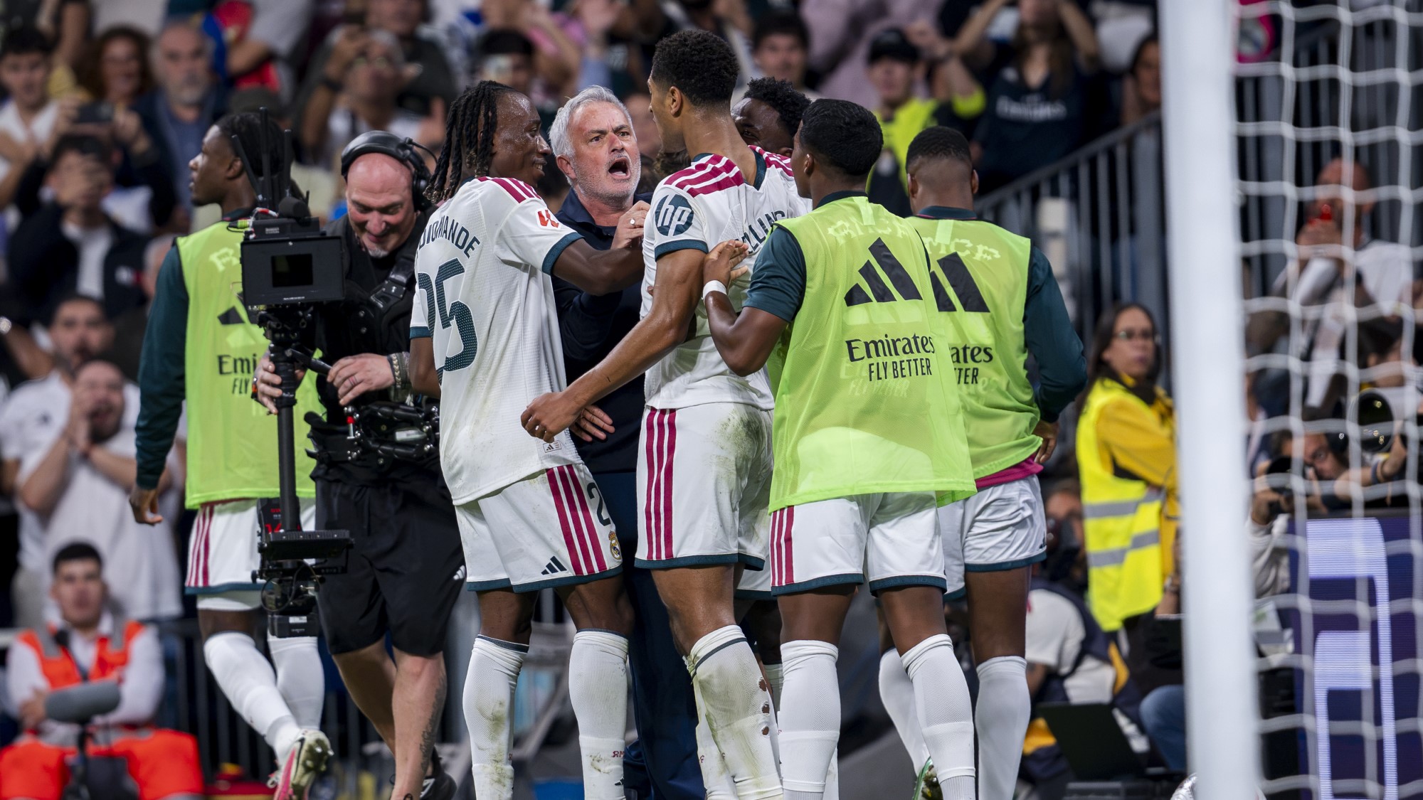 José Mourinho a gólörömnél még oda is szaladt a brazilhoz.