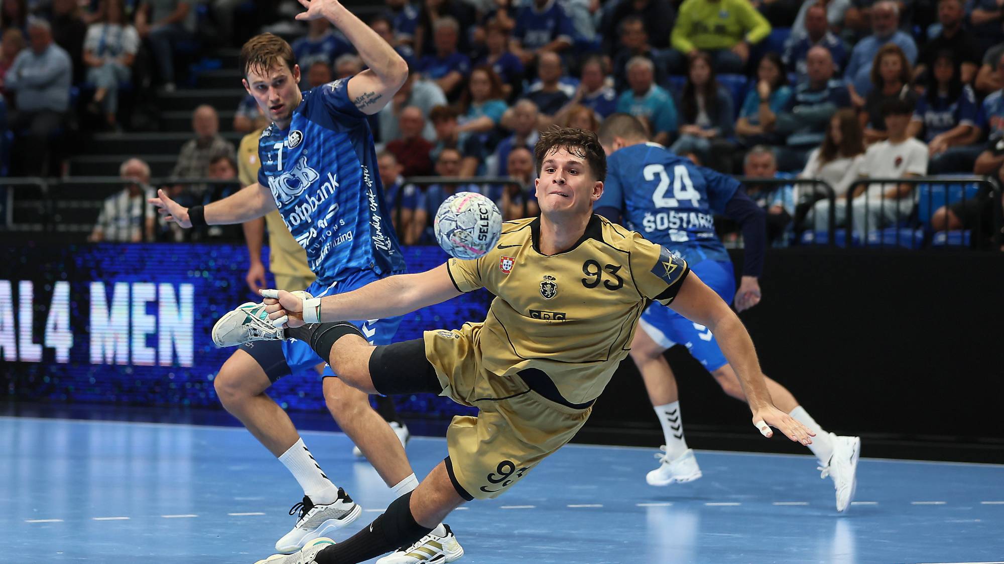 Víctor Romero, a Sporting (j) és Lukács Péter, a Szeged játékosa a férfi kézilabda Bajnokok Ligája 3. fordulójának OTP Bank-Pick Szeged - Sporting CP mérkőzésén a szegedi Pick Arénában 2026. október 10-én. A találkozó 35-35-ös döntetlennel zárult.