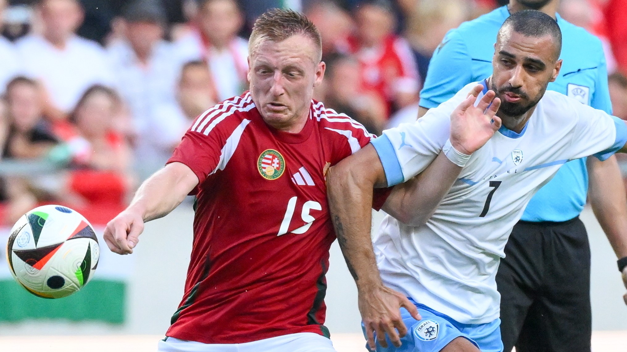 Kleinheisler László (b) és az izraeli Ramzi Safuri a Magyarország - Izrael felkészülési labdarúgó mérkőzésen a debreceni Nagyerdei Stadionban 2024. június 8-án.