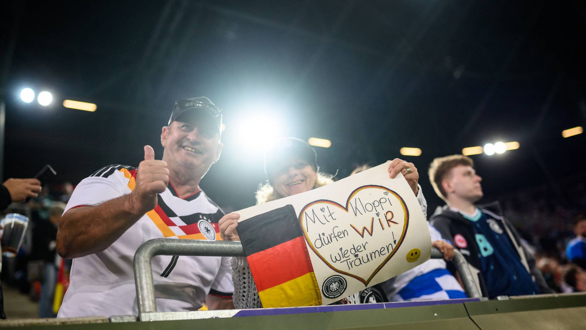 27 September 2026, Bavaria, Augsburg: Soccer, Men: Nations League A, Germany vs. Greece, group stage, Group 2, Matchday 2, WWK-Arena. Before the game, fans hold up a sign that reads, “With Kloppi, we can dream again!” Photo: Tom Weller/dpa