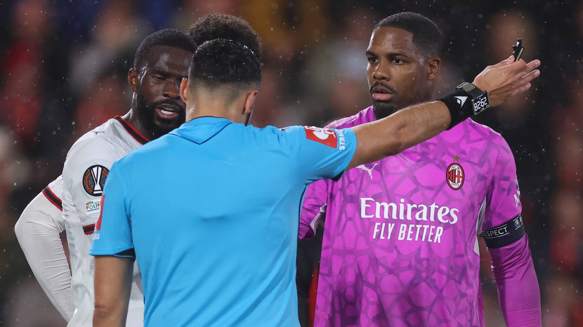 BOURNEMOUTH, ENGLAND - OCTOBER 22: Mike Maignan of AC Milan protests after Referee, Vasilis Fotias shows him a Red during the UEFA Europa League 2026/27 League Phase MD3 match between AFC Bournemouth and AC Milan at Bournemouth Stadium on October 22, 2026 in Bournemouth, England. (Photo by Catherine Ivill - AMA/Getty Images)