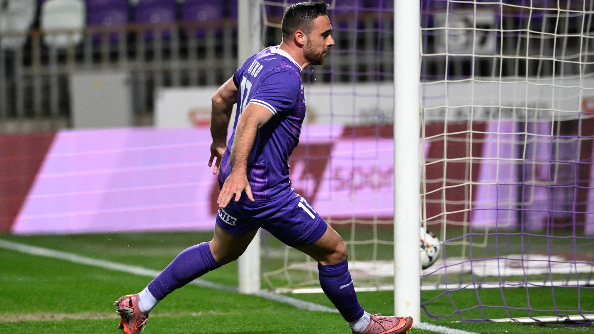 Aljosa Matko, az Újpest játékosa gólt lő a labdarúgó Fizz Liga 28. fordulójában játszott Újpest FC - MTK Budapest mérkőzésen a Szusza Ferenc Stadionban 2026. április 4-én.