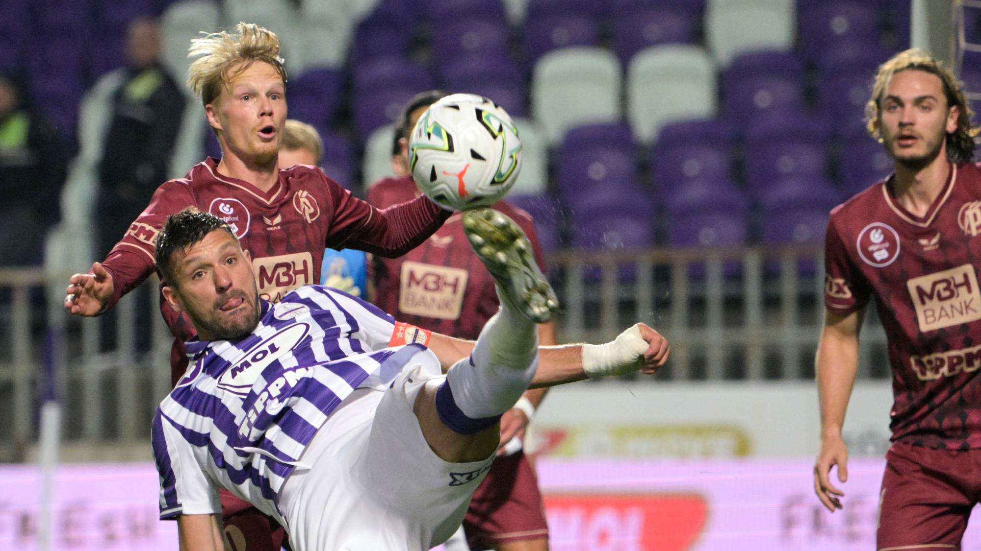 Patrizio Stronati, az Újpest (b) és Urho Nissila (b2), a Puskás játékosa a labdarúgó OTP Bank Liga 10. fordulójában játszott Újpest FC - Puskás Akadémia FC mérkőzésén a Szusza Ferenc Stadionban 2026. október 17-én. Újpest FC-Puskás Akadémia FC 0-1.