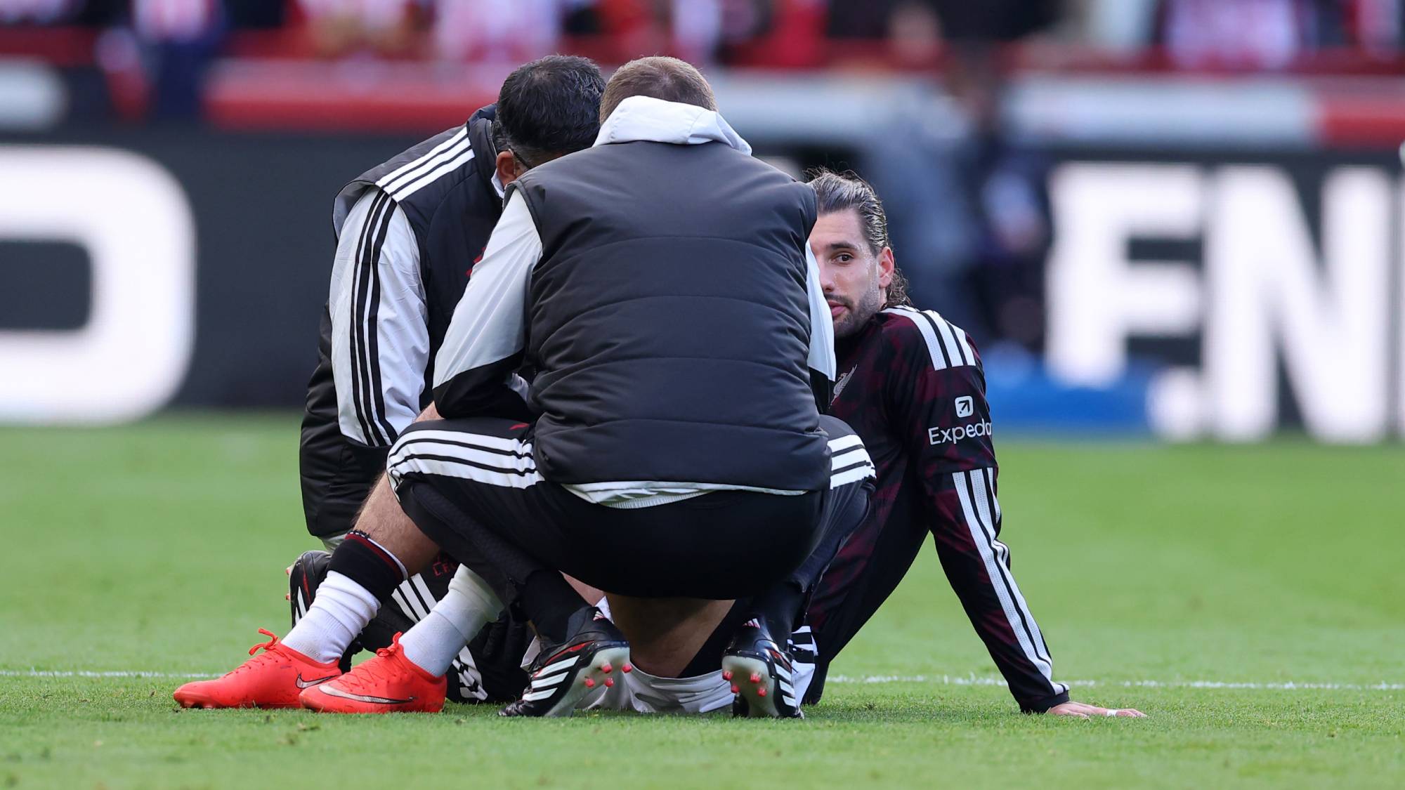 BRENTFORD, ENGLAND - OCTOBER 17: Dominik Szoboszlai of Liverpool is treated for an injury before being substituted during the Premier League 2026/27 match between Brentford and Liverpool FC at Gtech Community Stadium on October 17, 2026 in Brentford, England. (Photo by Catherine Ivill - AMA/Getty Images)